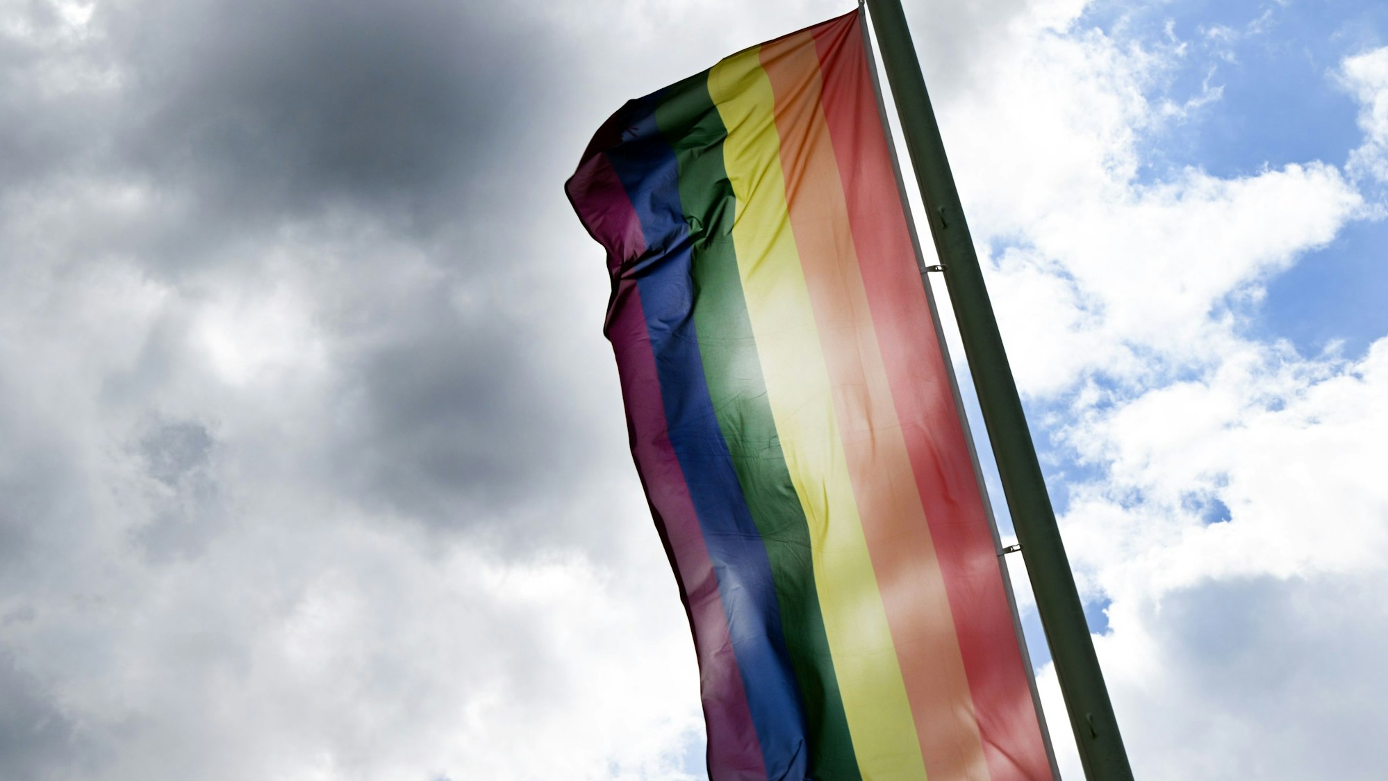 Zu sehen ist eine Regenbogenfahne.