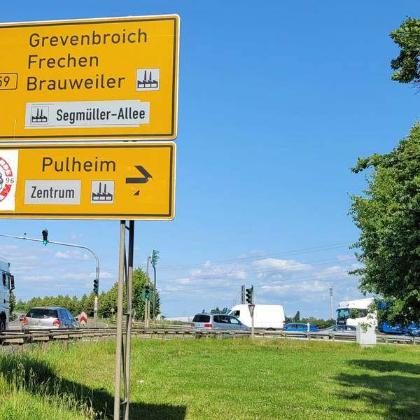 Verkehrszeichen, darauf sind Aufkleber zu sehen.