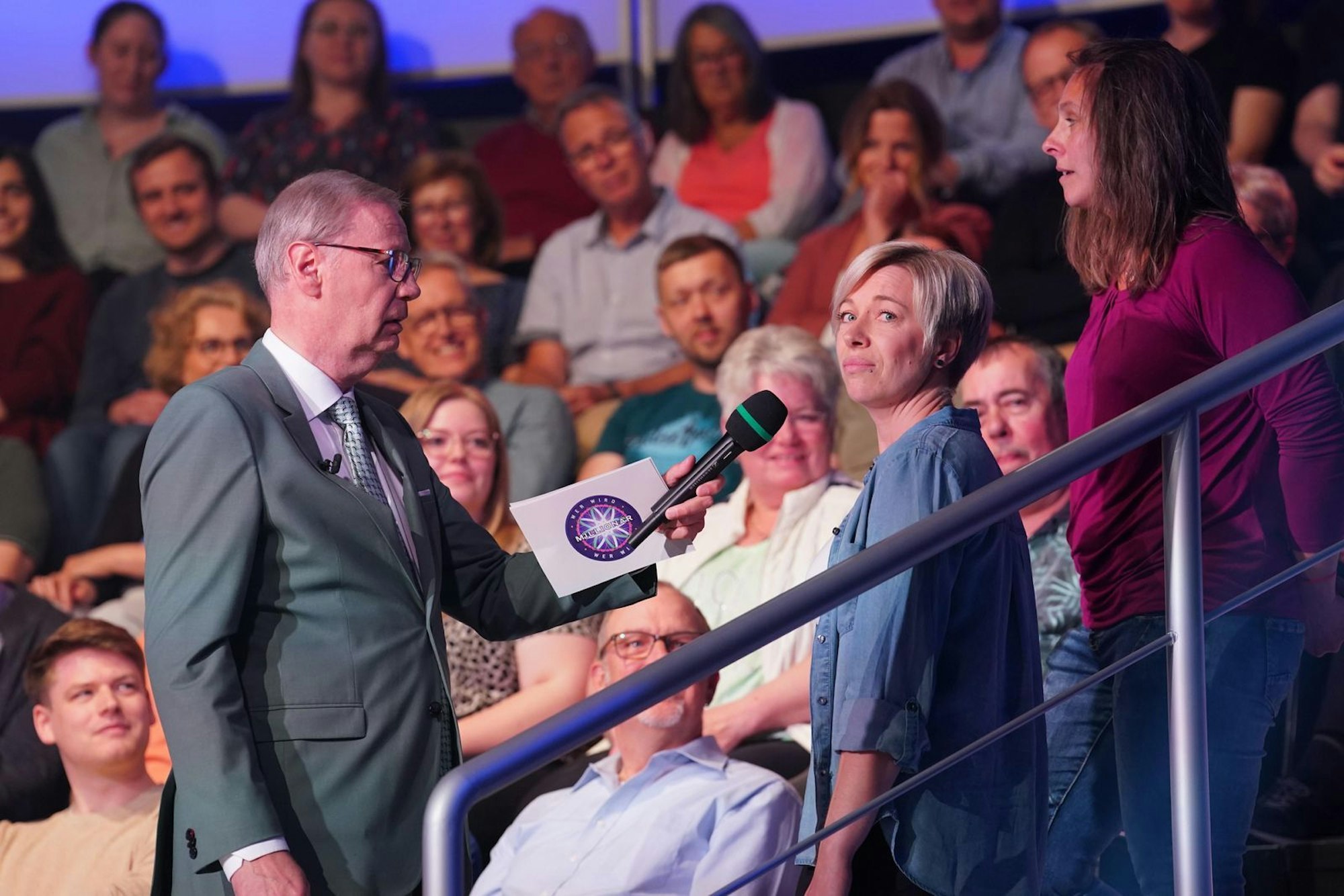 „Wo kommen Sie denn her?“ - Günther Jauch hielt den beiden vermeintlich zu spät gekommenen Damen das Mikro unter die Nase. (Bild: RTL / Stefan Gregorowius)