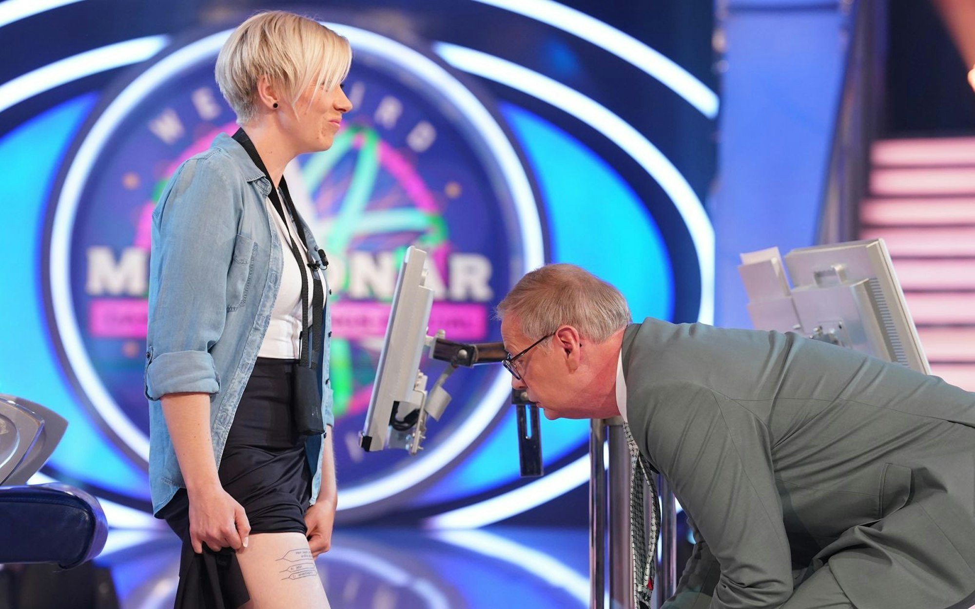 Zur Beweisführung ihrer „Wer wird Millionär?“-Passion zeigte eine Dauerbewerberin ihr Tattoo mit WWM-Frage. Jauch war fassungslos! (Bild: RTL / Stefan Gregorowius)