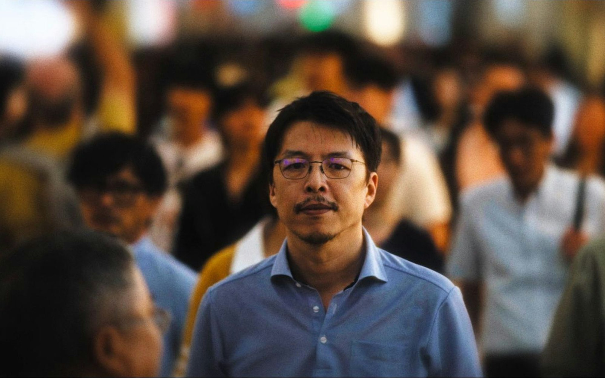 Der Stammzellenforscher Katsuhiko Hayashi ist ein Pionier auf seinem Gebiet. In der Doku erklärt er, wie er Mäusebabys mit zwei Vätern geschaffen hat. (Bild: BR)
