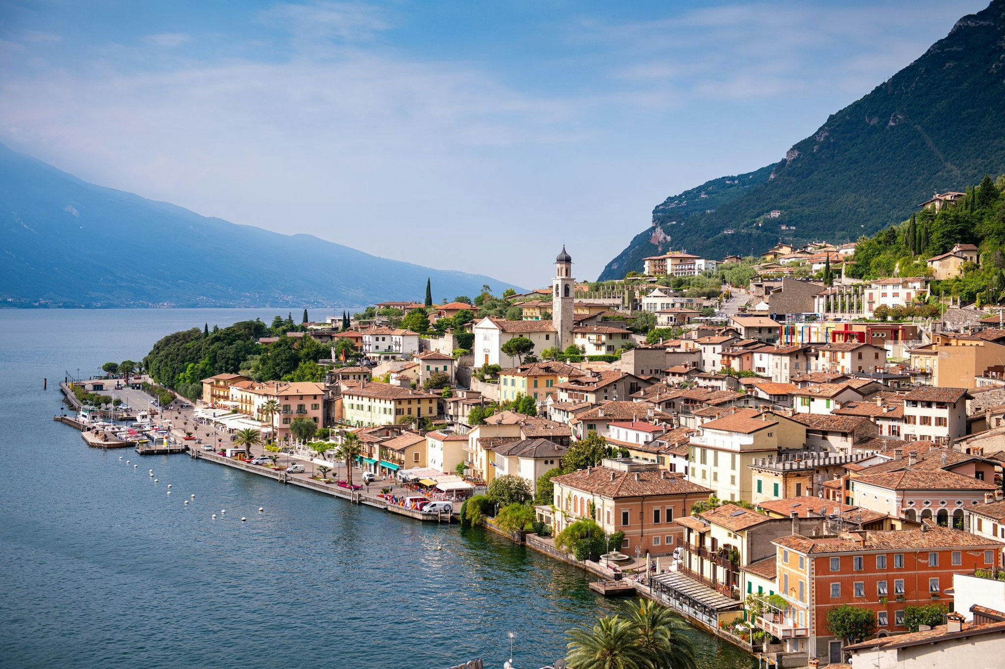 Limone liegt pittoresk am Gardasee - einem gerade bei Deutschen beliebtem Reiseziel.