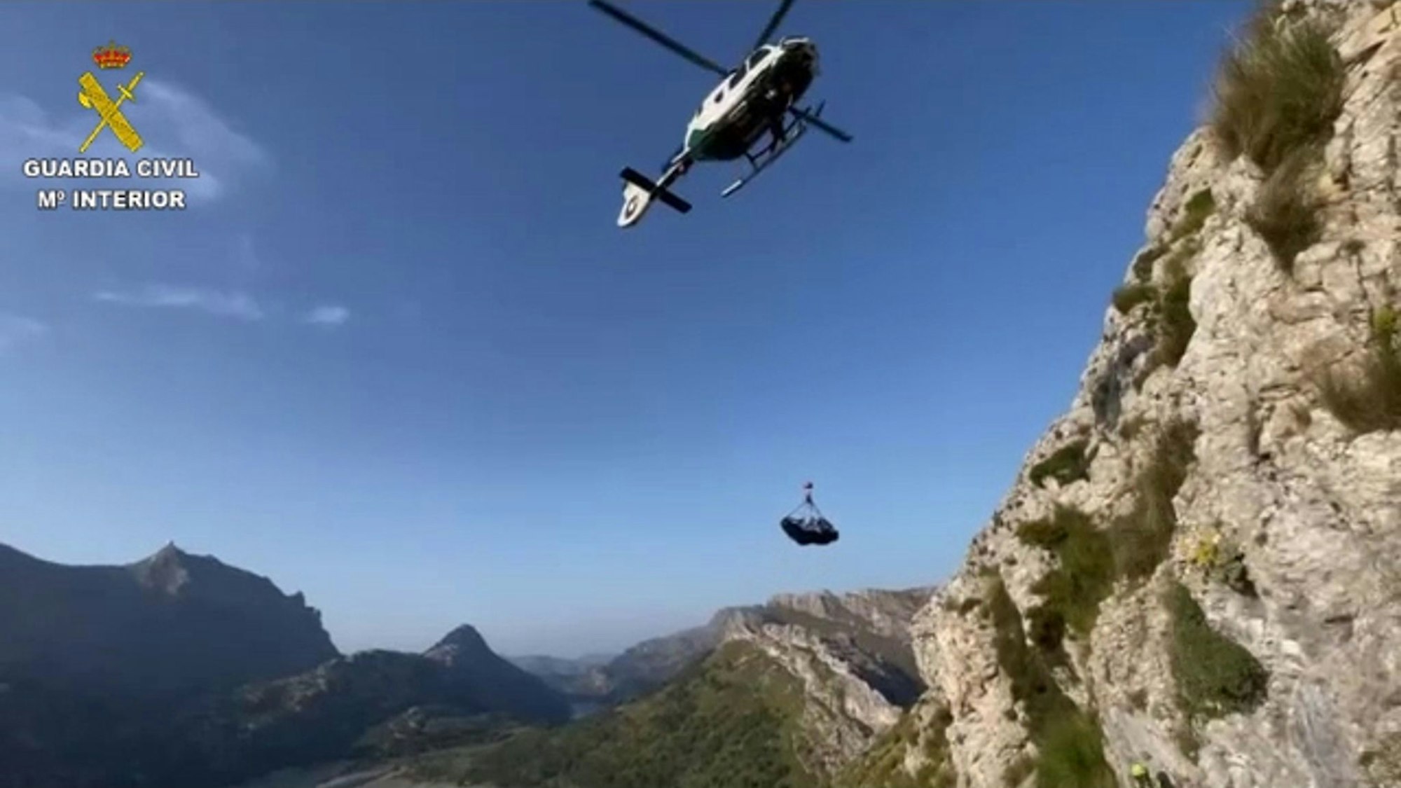 Eine beim Wandern auf Mallorca tödlich verunglückte Deutsche wird mit Hilfe eines Hubschraubers aus unwegsamem Gelände geborgen.