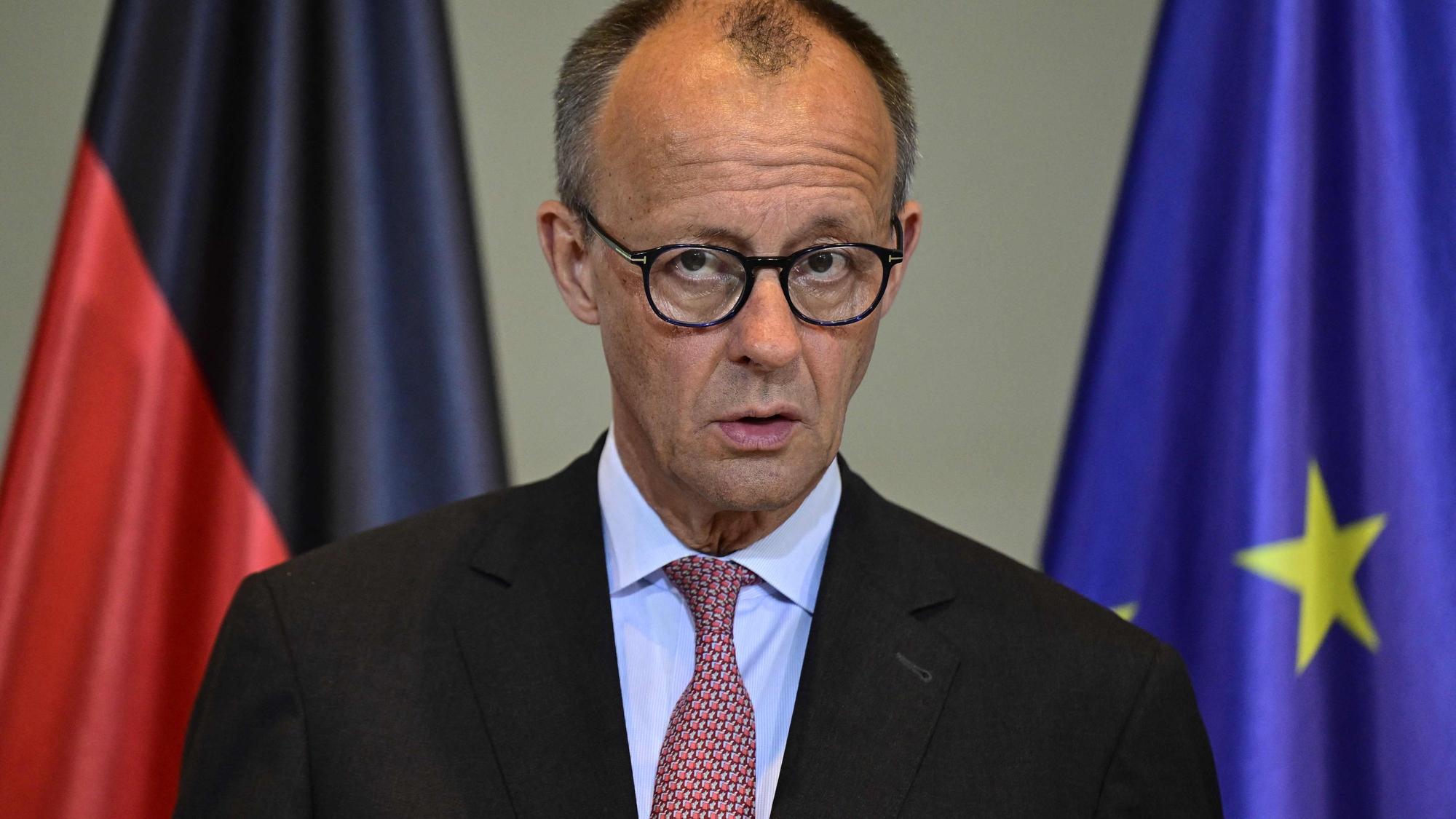 Beim Besuch des niederländischen Regierungschefs Dick Schoof in Berlin sprach sich Bundeskanzler Friedrich Merz deutlich gegen das russische Vorgehen in der Ukraine aus.