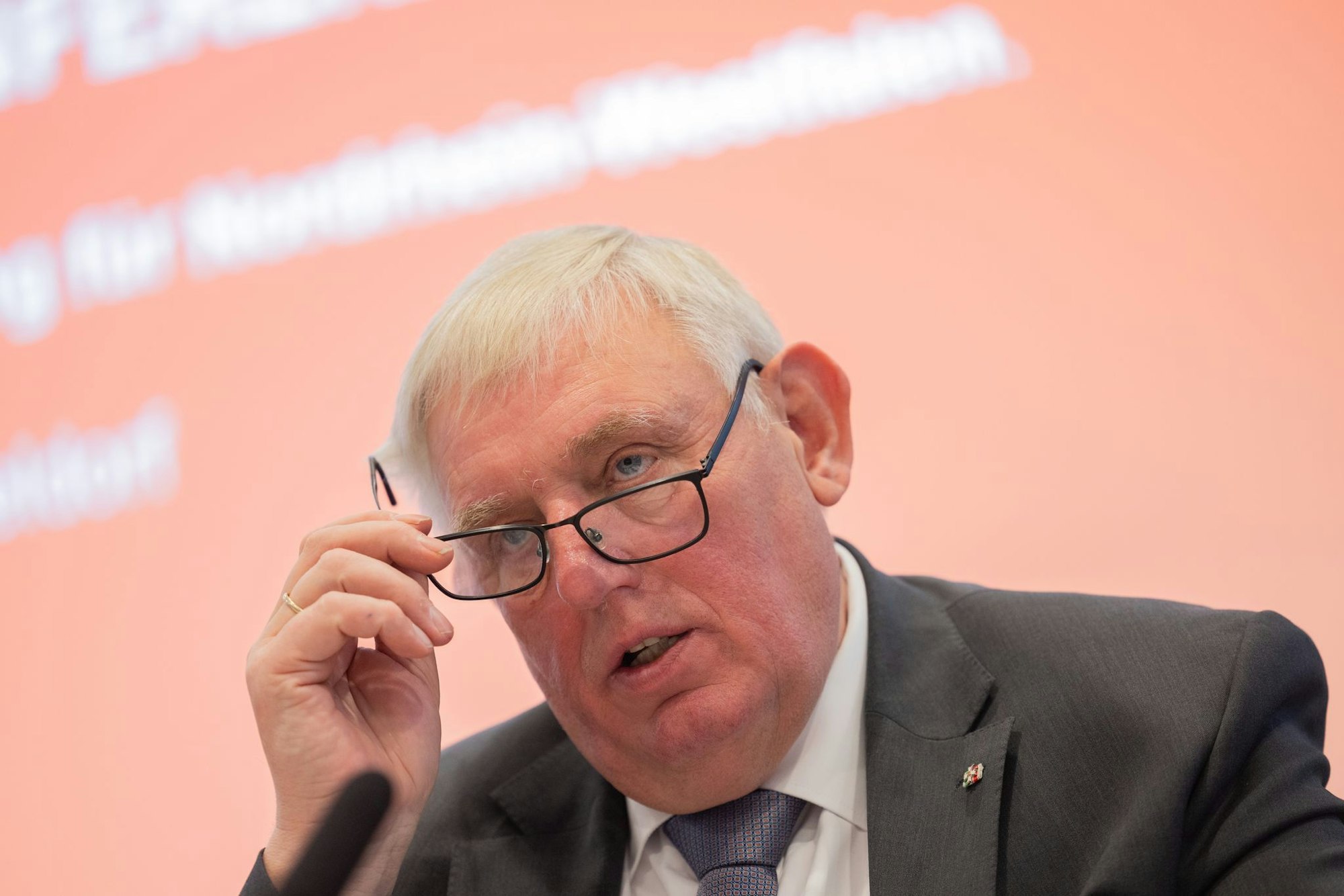 «Wir sollten den Heilberuf des Apothekers generell breiter denken», so Laumann. (Archivbild)