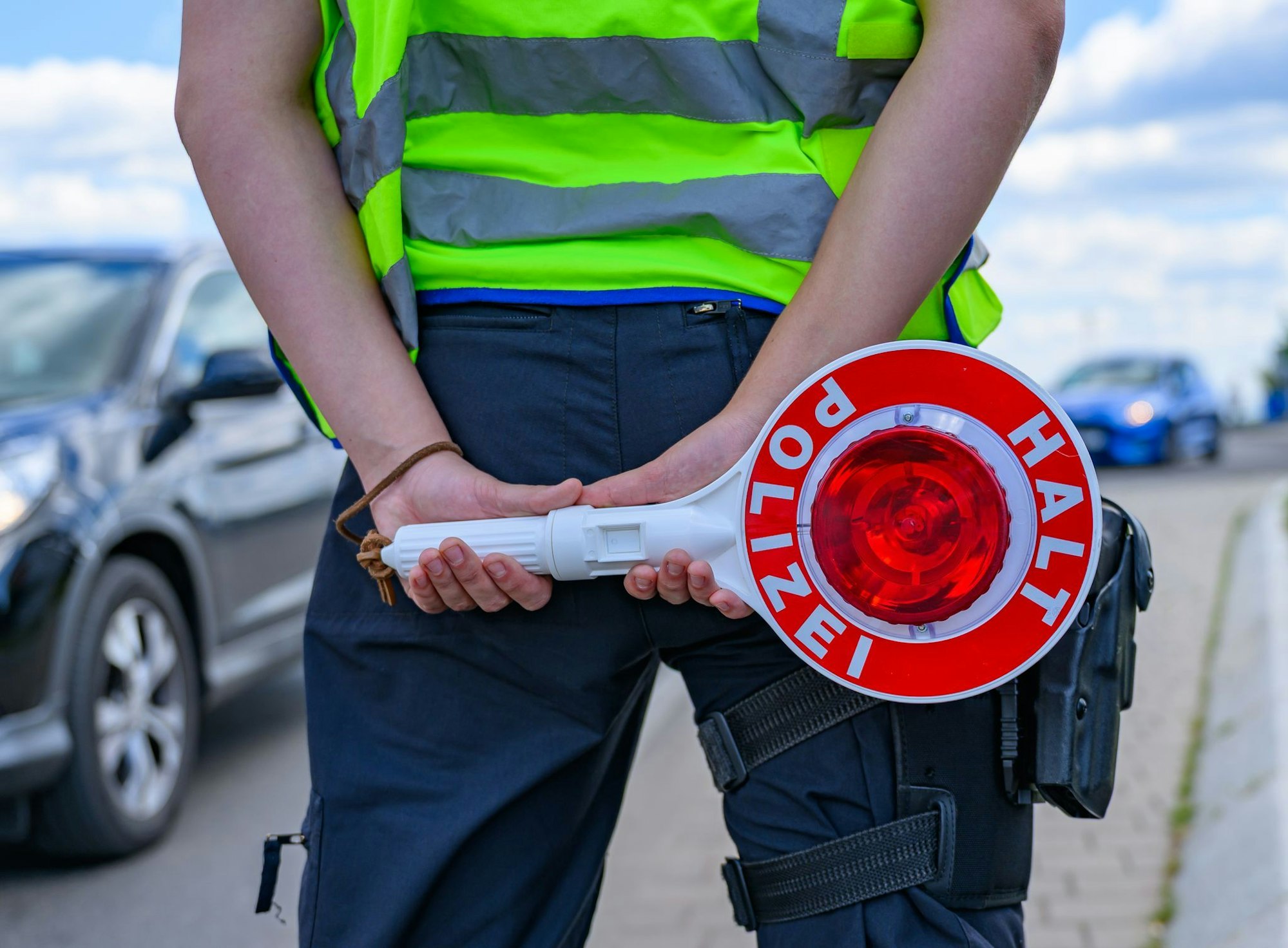 Am Pfingstwochenende hat die Bundespolizei in Aachen eine weggeworfene, voll funktionsfähige Pistole im Grünstreifen bei einer Kontrollstelle an der A4 an der Grenze zu den Niederlanden entdeckt. (Symbolbild)