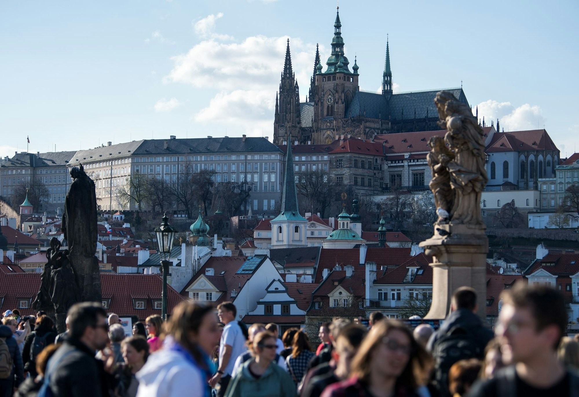Die Prager Burg thront auf einem Hügel der tschechischen Hauptstadt - und ist ein beliebtes Fotomotiv. Das unweit der Burg gelegene Verteidigungsministerium sollte man aber nicht knipsen.