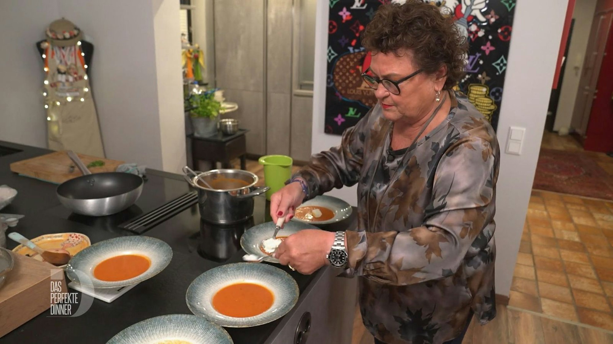 Routiniert formt Uschi ihre Sahnenockerl für die Tomatensuppe.
(Bild: RTL)