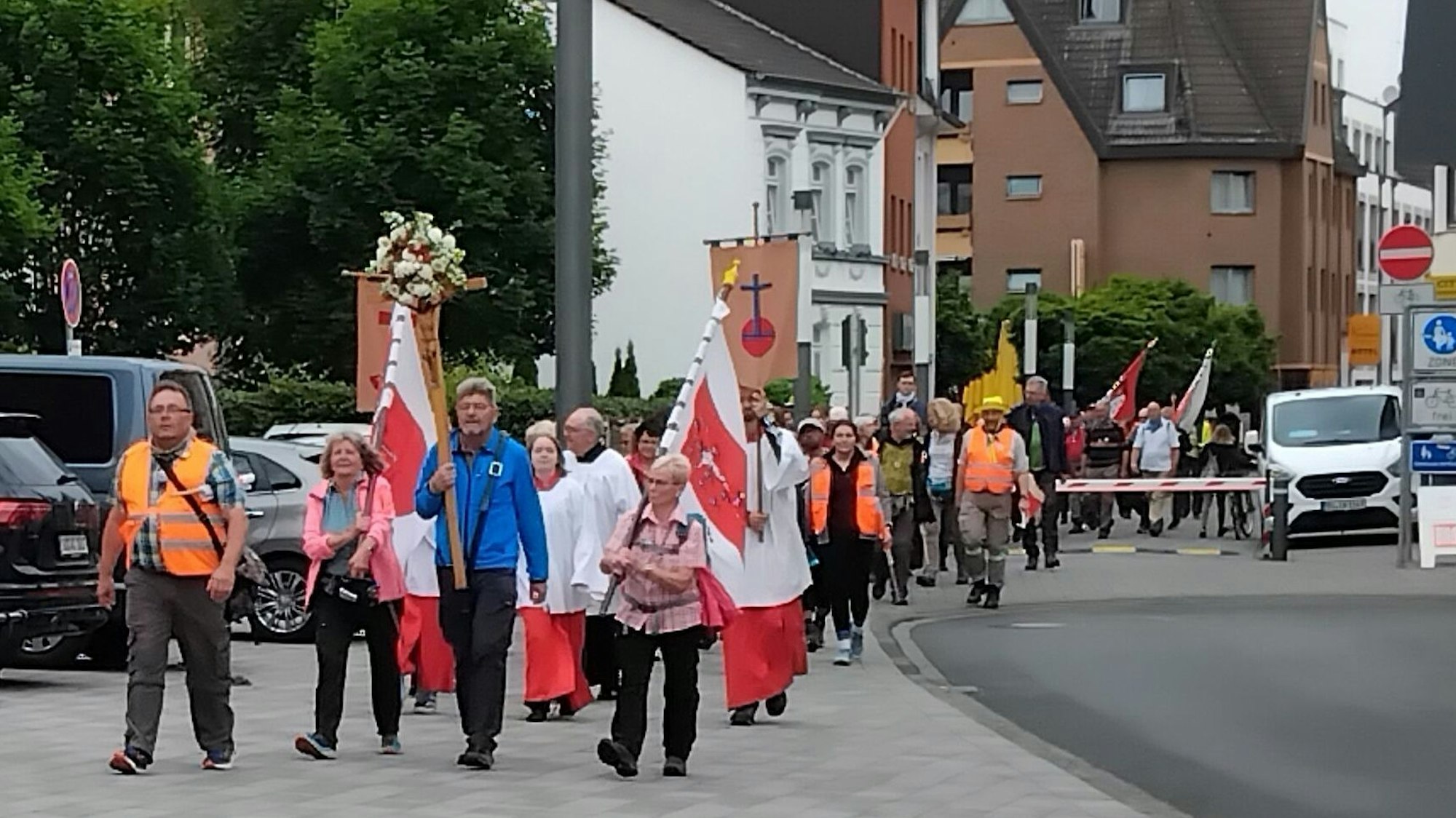Erstes Ziel der Pilgergruppe war Troisdorf. 105 hatten sich für den Auftakt der Walldürn-Wallfahrt angemeldet.