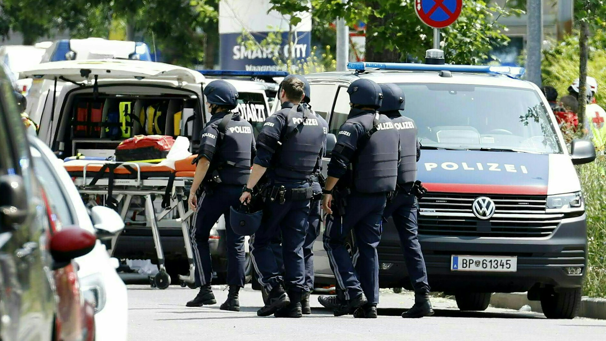 dpatopbilder - 10.06.2025, Österreich, Graz: Einsatzkräfte der Polizei stehen in der Nähe des Tatorts an einer Grazer Schule. Ein Polizei-Großeinsatz ist in einer Grazer Schule in der Dreierschützengasse angelaufen.  Bei den Schüssen an einer Grazer Schule sind nach Angaben des ORF mehrere Menschen getötet worden. Das berichtete der Sender unter Berufung auf das österreichische Innenministerium. Foto: Erwin Scheriau/APA/dpa +++ dpa-Bildfunk +++
