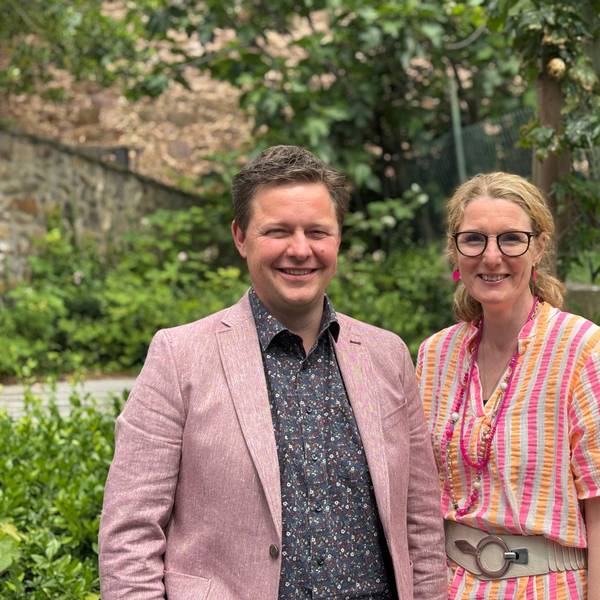 Christian Meyer trägt ein Sakko und ein gemustertes Hemd. Neben ihm steht Claudia Rapp-Ludwig in einer sommerlichen Bluse, mit einer breiten Schnalle und Ketten. Sie stehen im Grünen.