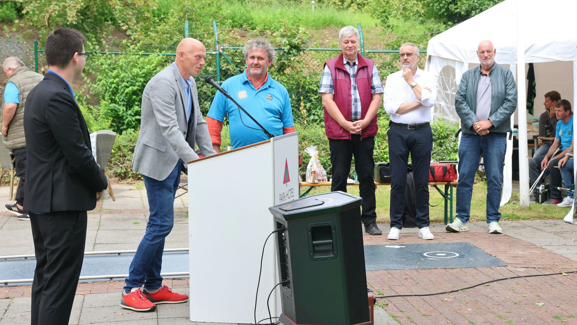 Wiedereröffnung Minigolfanlage, (v.l.) Gabriel Geishüttner, Tim Bubenzer, Gerhard Geishüttner, Hilko Redenius, Ralf Schurz und Frank Grebe.