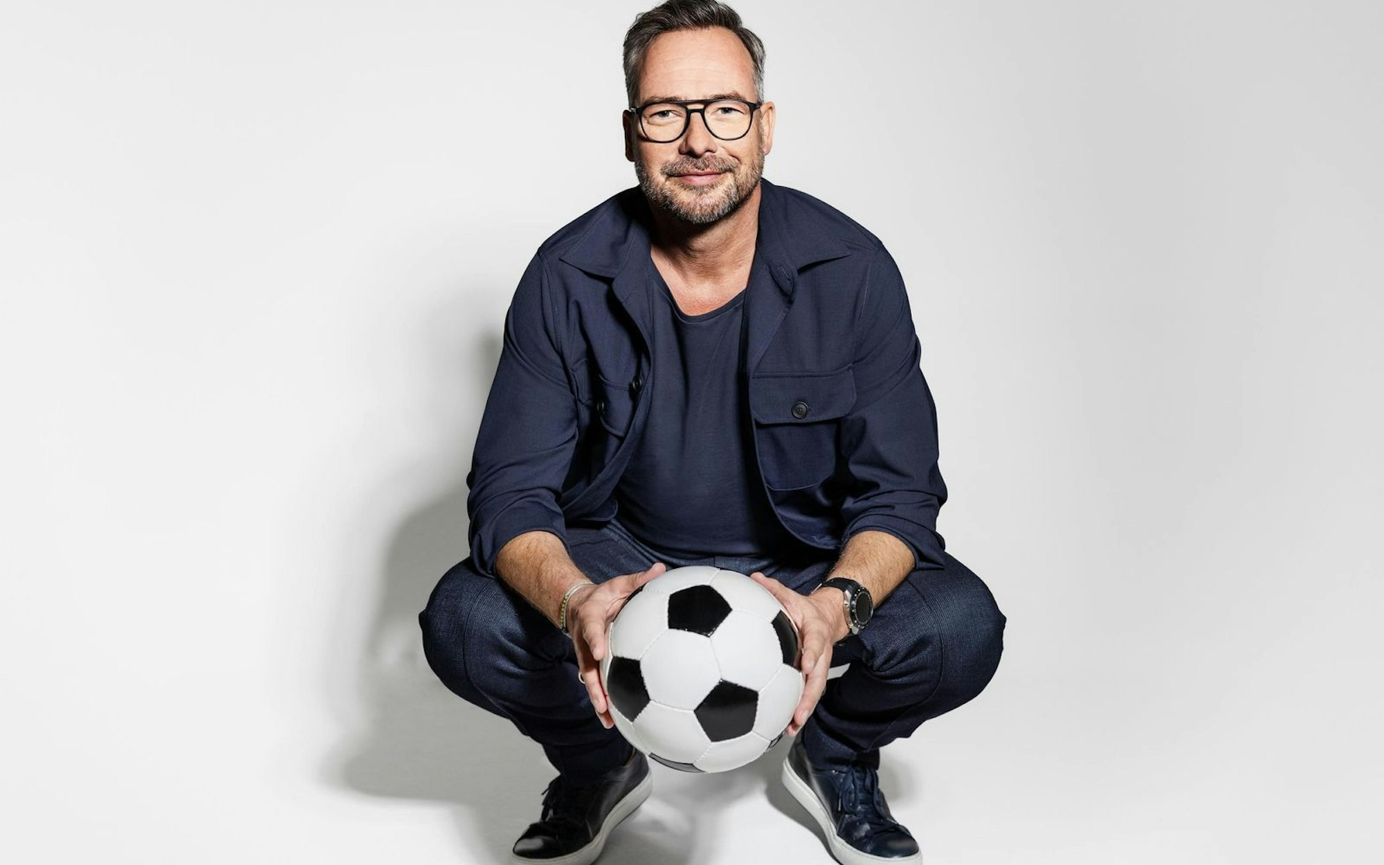 Matthias Opdenhövel ist Anchorman bei der UEFA U21-EM 2025 in der Slowakei. Zum Auftakt spielen die deutschen Junioren gegen Slowenien. SAT.1 zeigt alle Partien mit deutscher Beteiligung, alle weiteren Spiele gibt es bei ProSieben MAXX oder im Stream bei Joyn und ran.de. (Bild: ProSieben / Nadine Rupp)