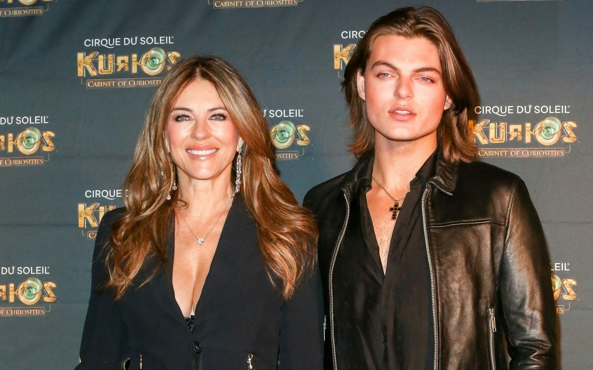 Elizabeth Hurley mit ihrem Sohn Damian Hurley. Mit dem angehenden Regisseur drehte die Schauspielerin 2024 einen Film. (Bild: 2023 Getty Images/Nick England)
