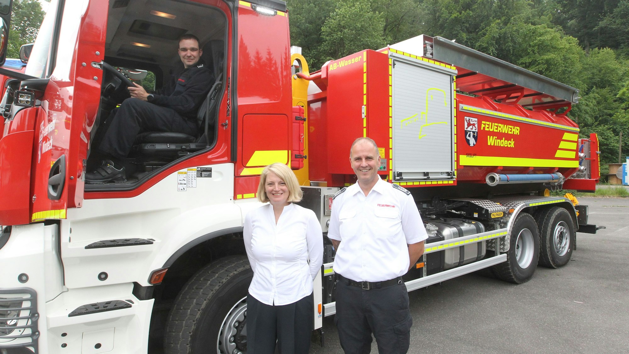 Die Feuerwehr Windeck hat vier neue Einsatzfahrzeuge. Bürgermeisterin Alexandra Gauß und Wehrleiter Daniel Walter stellten diese vor. Im Fahrzeug sitzt Oberfeuerwehrmann Janos Voß.