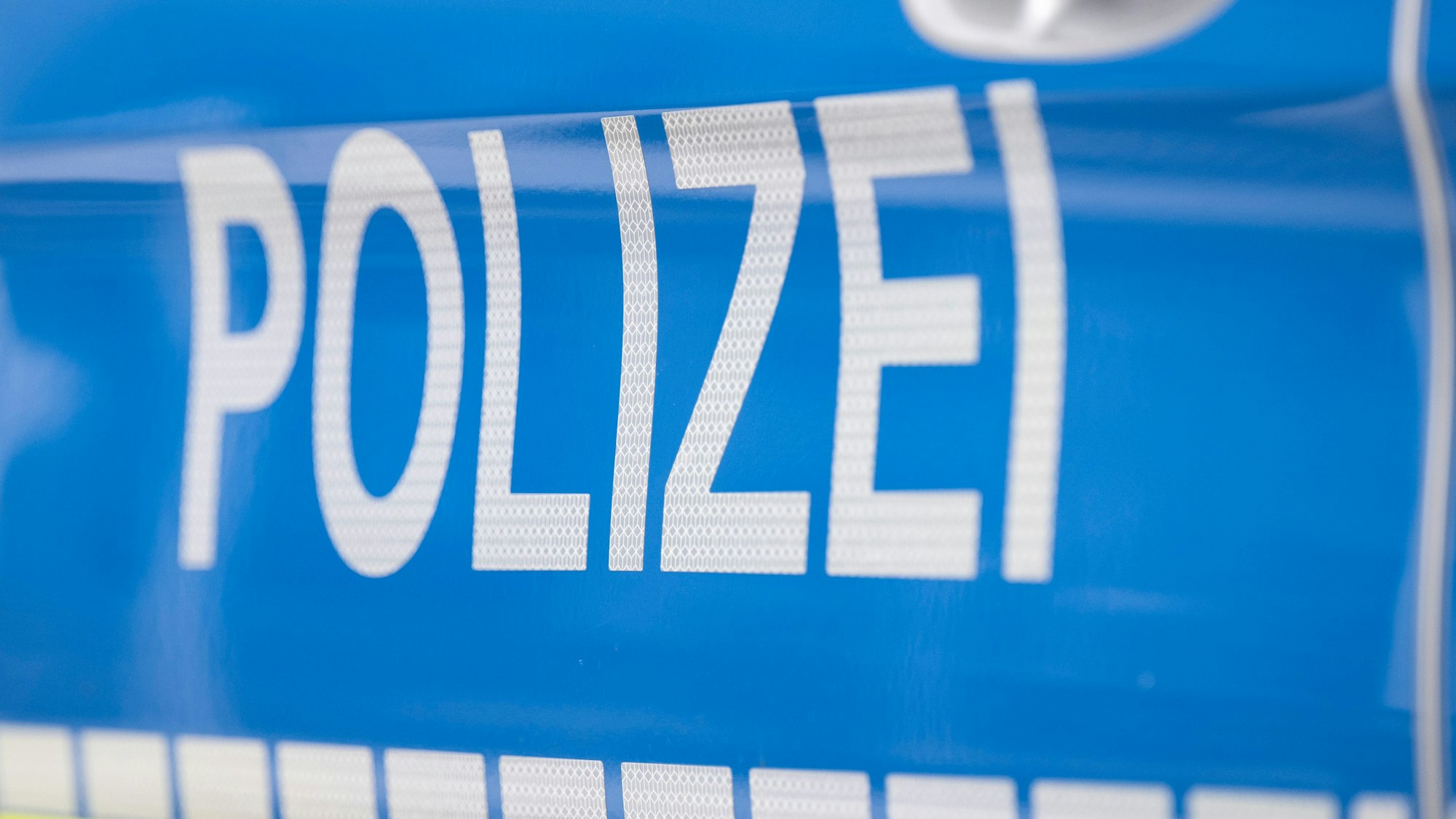Der Schriftzug «Polizei» ist auf einem Streifenwagen zu lesen.