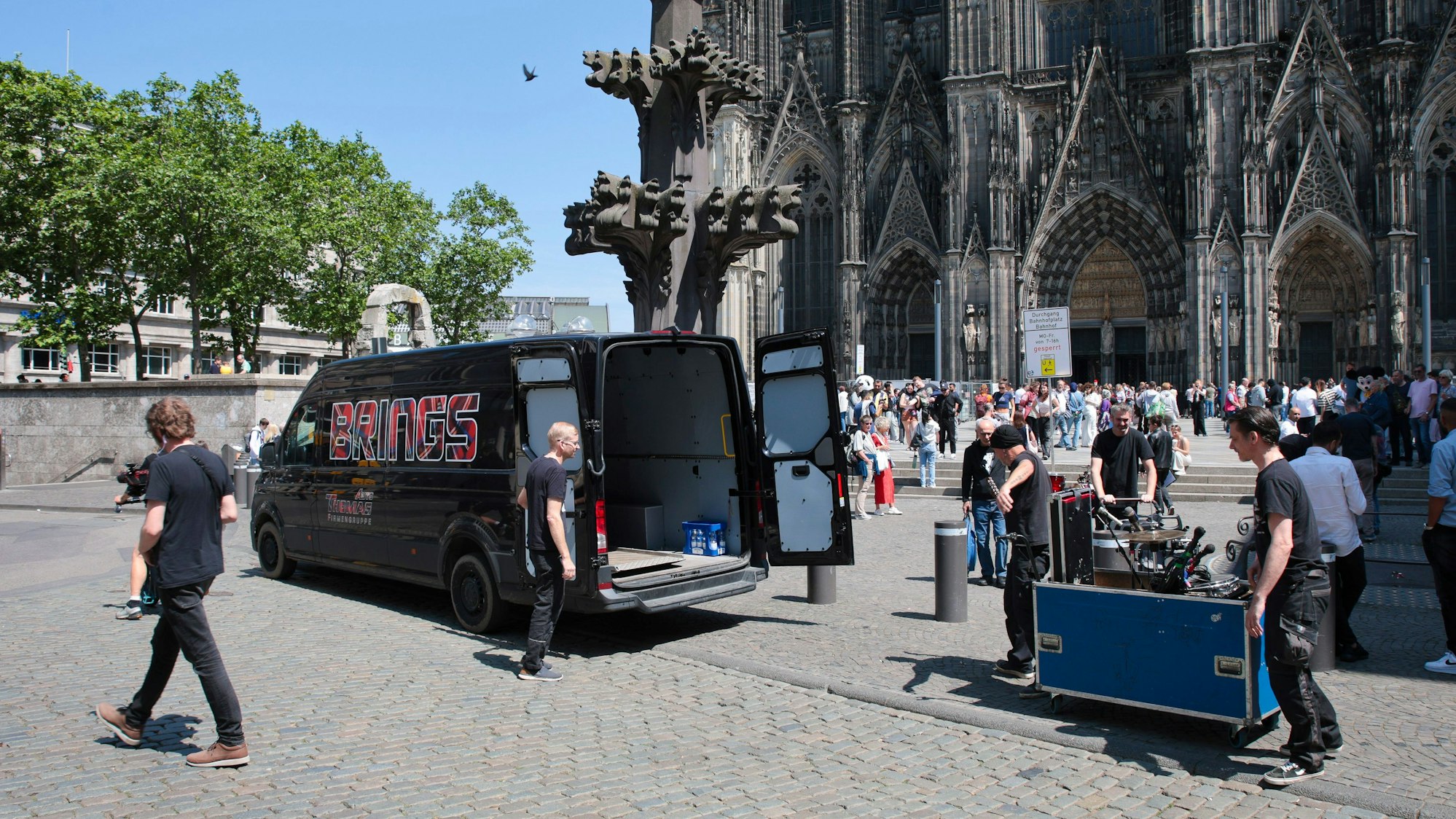 Die Crew der Kölner Rockband Brings lädt vor der Kreuzblume Schlagzeug und weitere Instrumente aus.