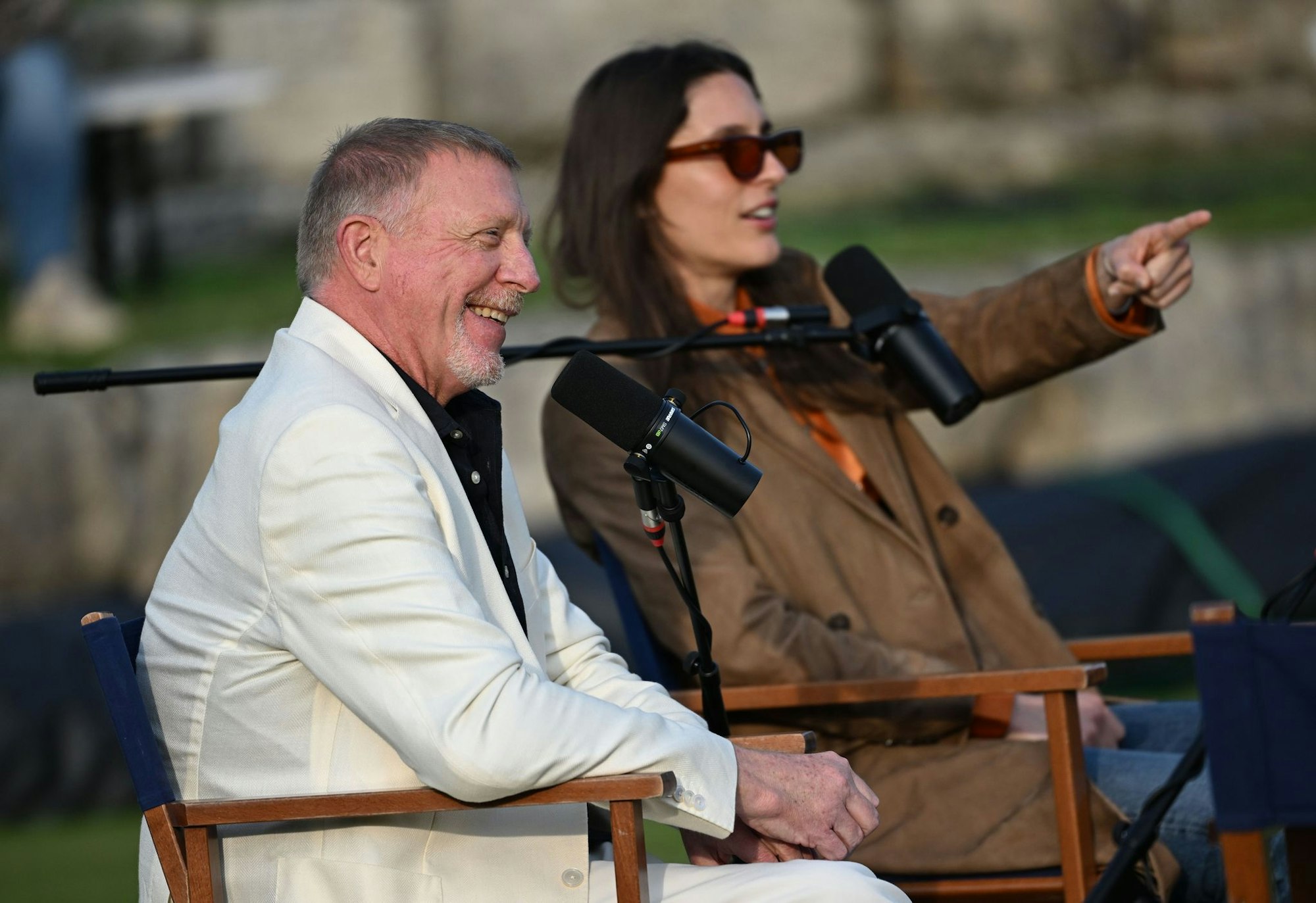 Boris Becker und Andrea Petkovic nahmen auf einem der Rasen-Tennisplätze in Stuttgart einen Podcast auf.