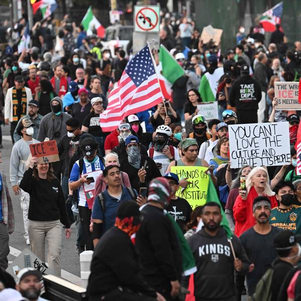 Das Bild zeigt Demonstrierende in Los Angeles. Foto von Robyn Beck / AFP)