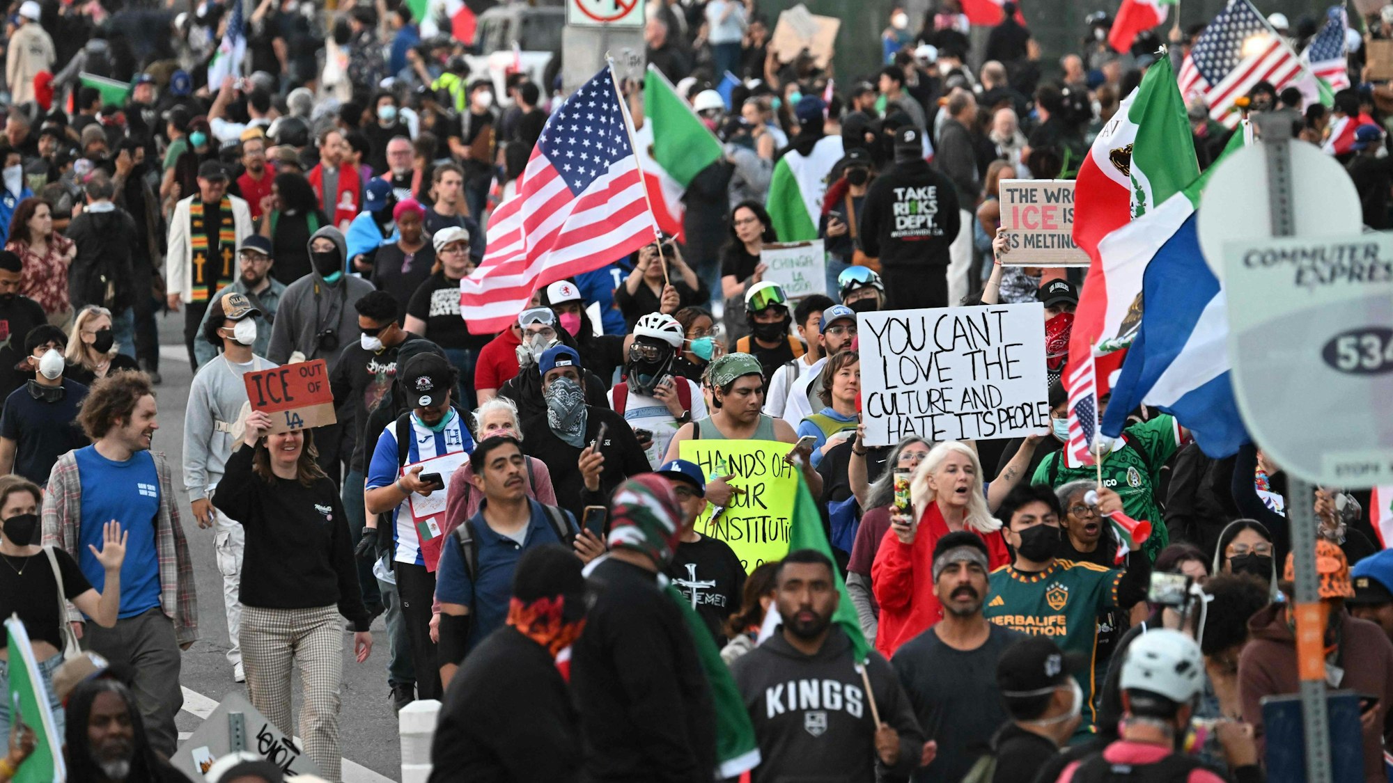 Das Bild zeigt Demonstrierende in Los Angeles. Foto von Robyn Beck / AFP)
