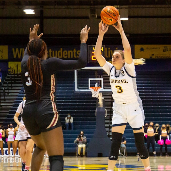 Philadelphia, PA, United States, Tessa Brugler 3 passing the ball at Drexel University s game against College of Charleston at Daskalakis Athletic Center in Philadelphia, PA Georgia Soares/SPP Drexel University v College of Charleston at Daskalakis Athletic Center PUBLICATIONxNOTxINxBRAxMEX