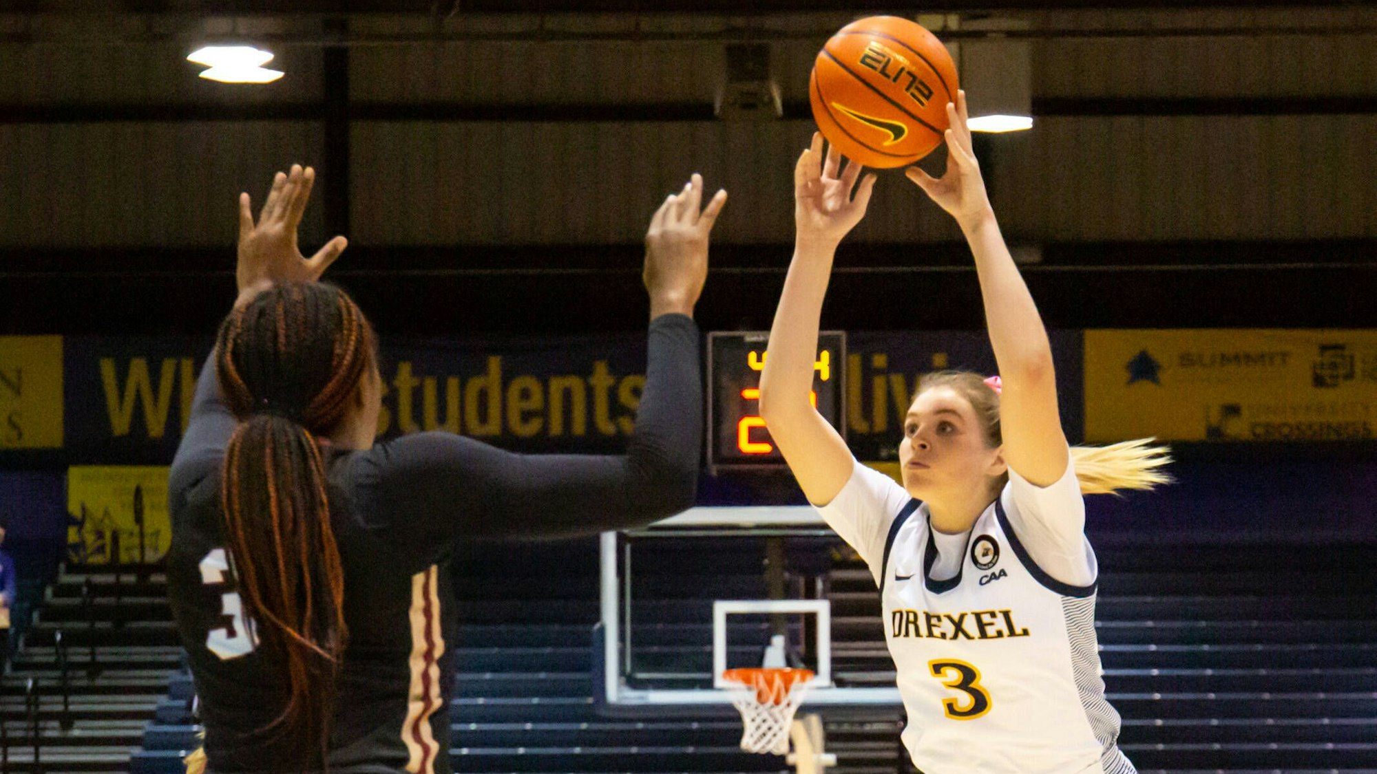 Philadelphia, PA, United States, Tessa Brugler 3 passing the ball at Drexel University s game against College of Charleston at Daskalakis Athletic Center in Philadelphia, PA Georgia Soares/SPP Drexel University v College of Charleston at Daskalakis Athletic Center PUBLICATIONxNOTxINxBRAxMEX