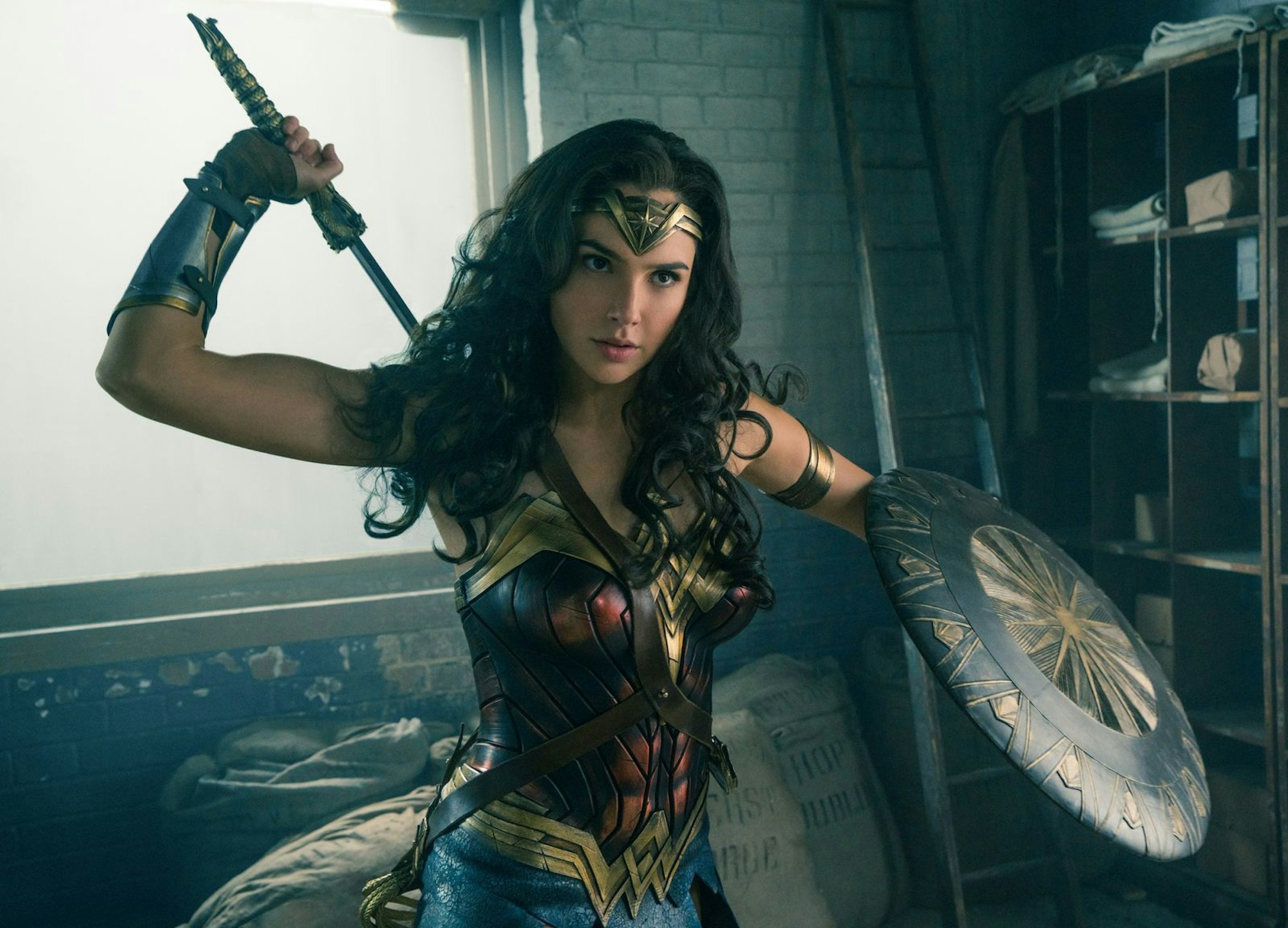 An dieser Amazonenprinzessin kommt niemand vorbei: Gal Gadot spielte „Wonder Woman“ zuletzt, im neuen geplanten Film wird aber wohl eine neue Schauspielerin die Rolle übernehmen. (Bild: 2016 Warner Bros. Entertainment)