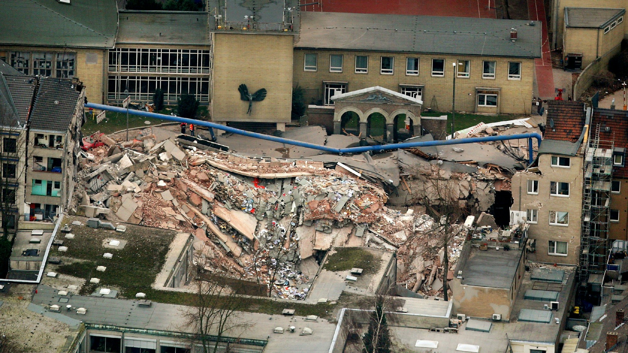 Trümmer liegen am Mittwoch (04.03.2009) in Köln an der Stelle, an der sich das eingestürzte Historische Stadtarchiv befand. Einen Tag nach dem Einsturz des Historischen Stadtarchivs in Köln werden noch immer mehrere Menschen vermisst. Foto: Oliver Berg dpa/lnw +++(c) dpa - Bildfunk+++