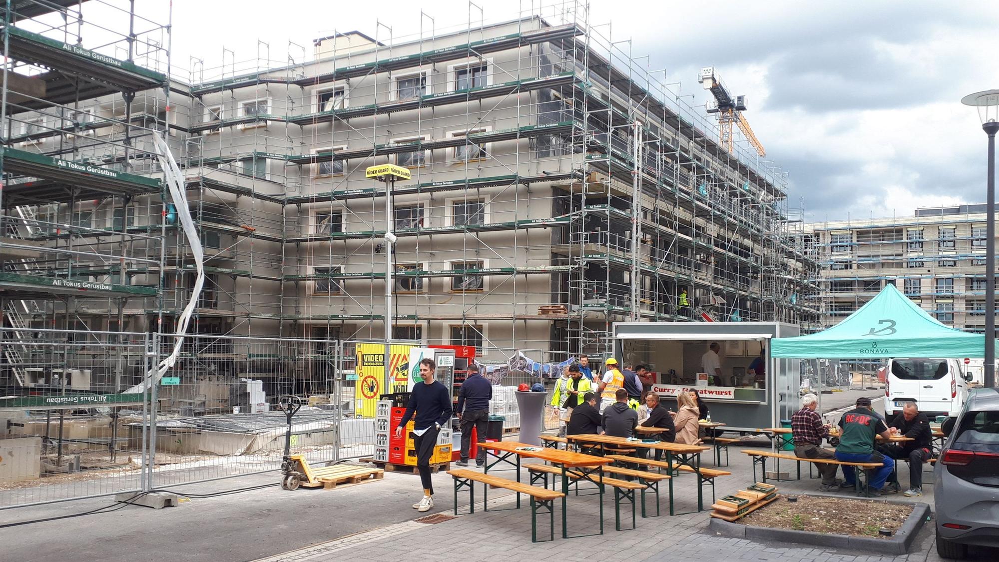 Die Bonava lud zum ersten Fest in der neuen Siedlung ein. Links ist der Rohbau von Haus 2 zu sehen, im Hintergrund jener von Haus 1 der GAG.