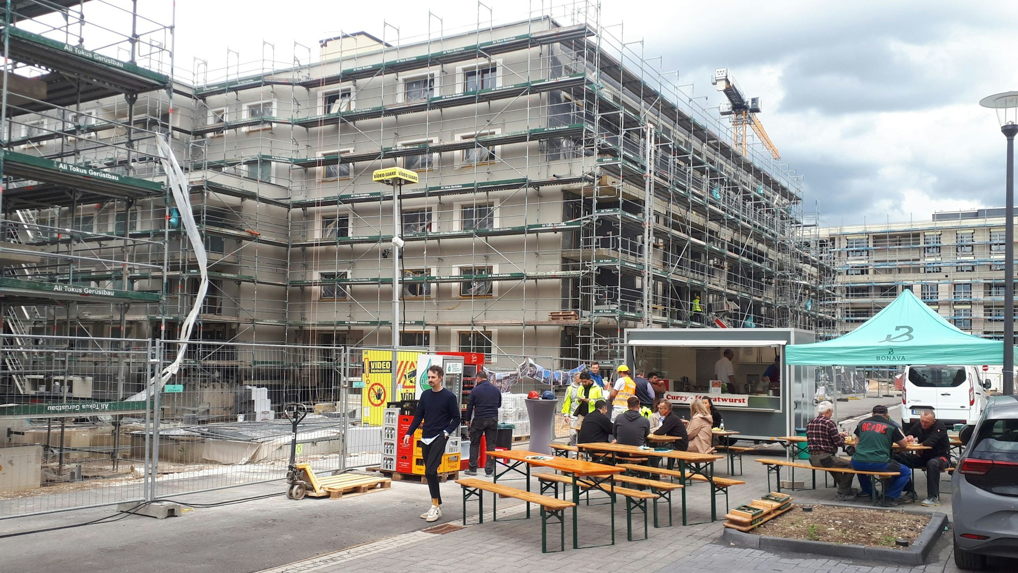 Die Bonava lud zum ersten Fest in der neuen Siedlung ein. Links ist der Rohbau von Haus 2 zu sehen, im Hintergrund jener von Haus 1 der GAG.