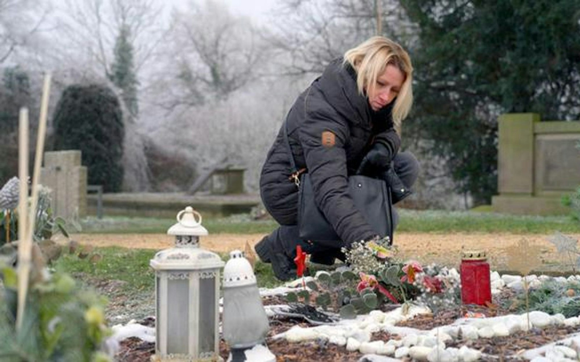 Joanna am Grab ihres getöteten Sohnes Philipos. (Bild: WDR / Martina Di Lorenzo)