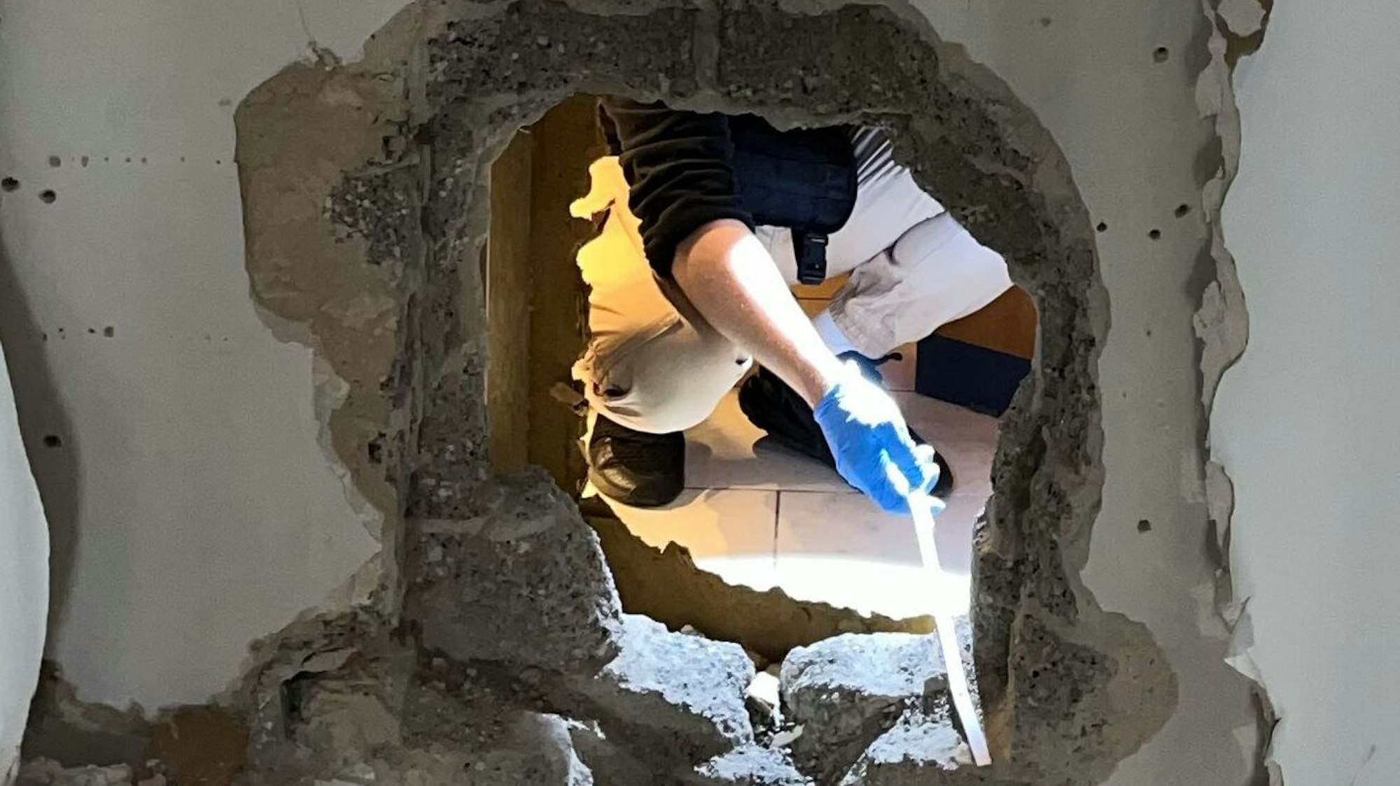 Diese Wand haben die Täter aufgebrochen, um an teure Zigarren zu kommen.