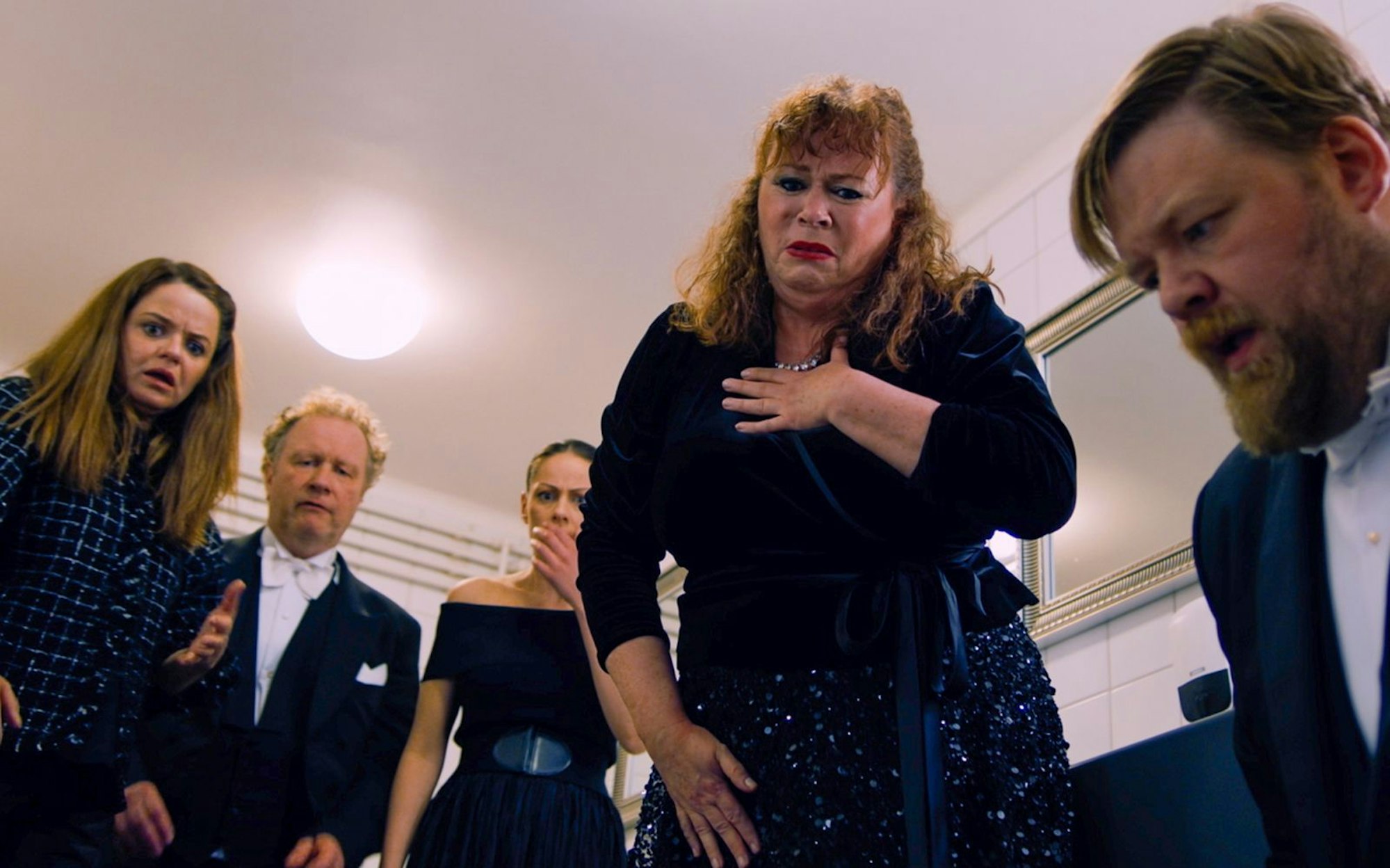 Das Ensemble des Gamla-Bíó-Kammerorchesters hofft, die Schließung des Theaters doch noch abwenden zu können. Doch die Rettung wird durch manchen unschönen Zwischenfall erschwert. (Bild: Mindjazz)