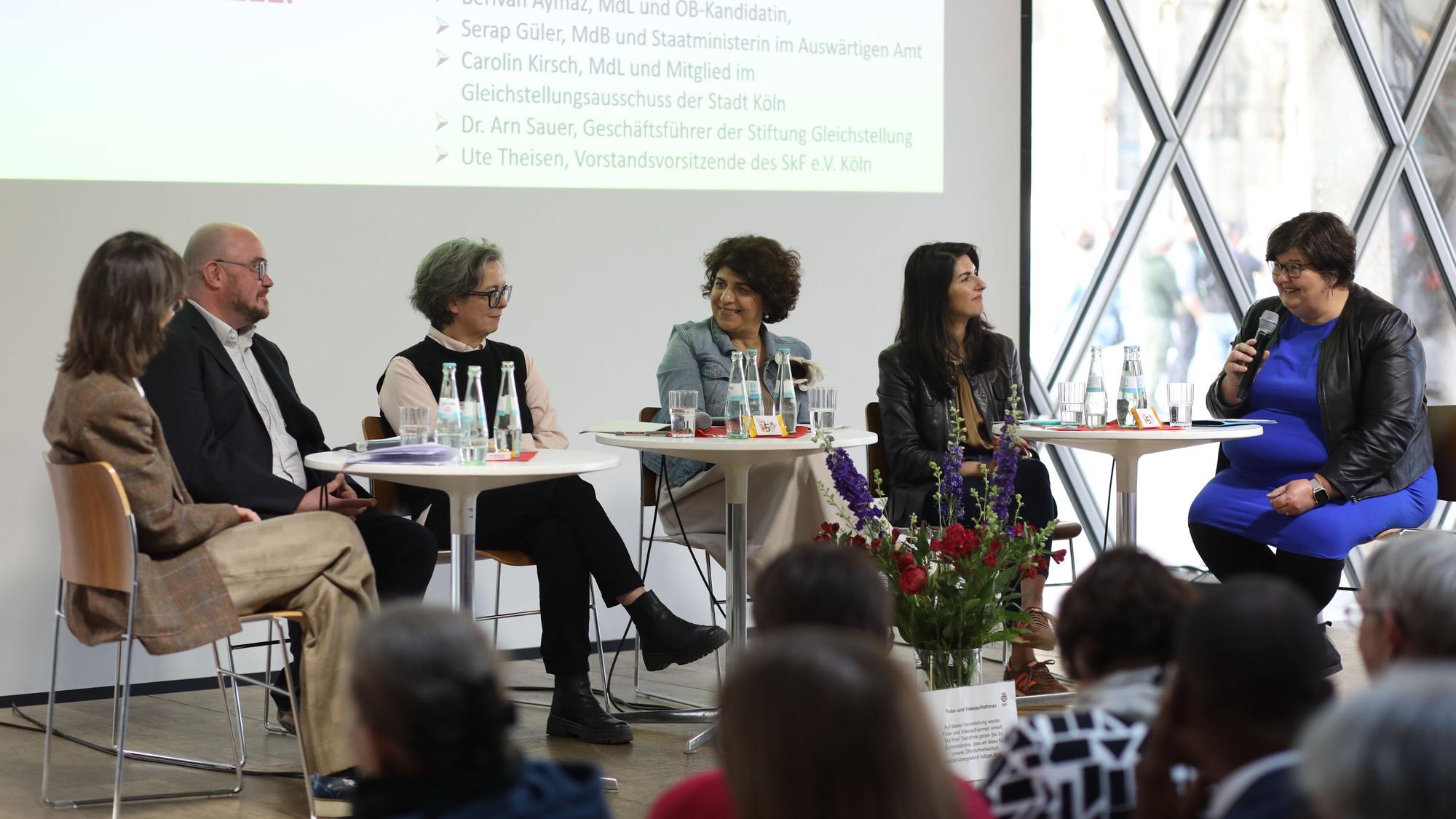 Rebekka Endler, Arn Sauer, Carolin Kirsch, Berivan Aymaz, Serap Güler und Ute Theisen (v.l.) bei der 125-Jubiläumsfeier im Domforum.