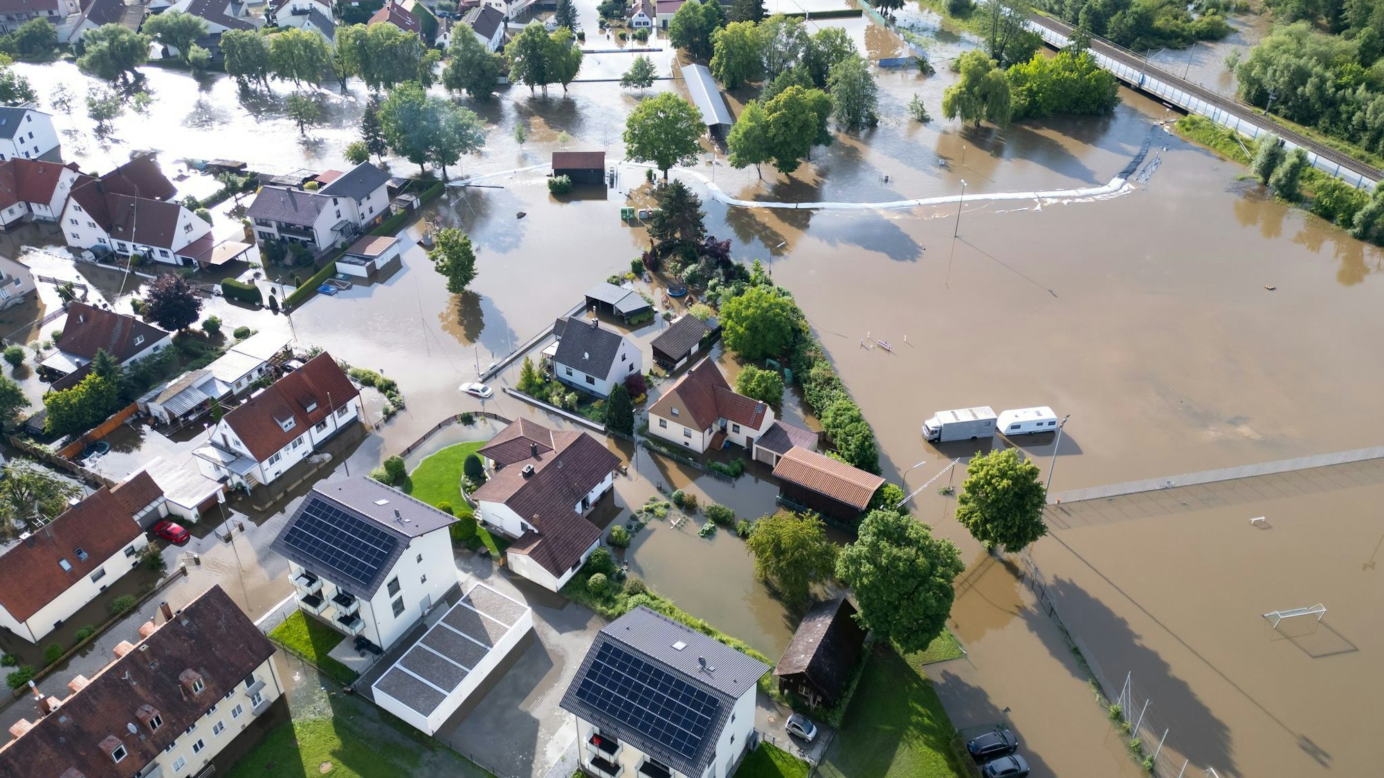 Teile von Reichertshofen in Bayern sind vom Wasser überflutet.