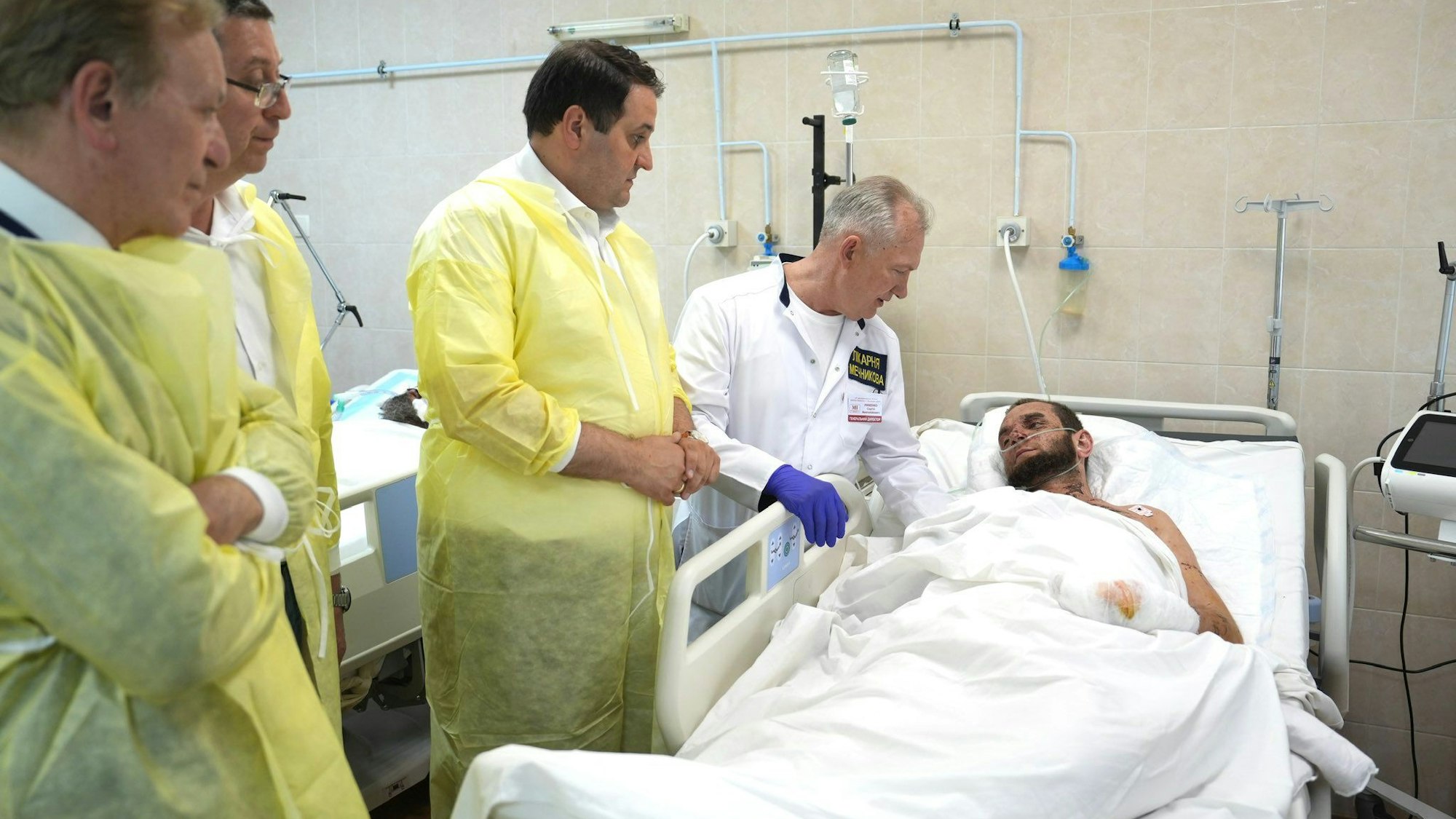 Europaminister Nathanael Liminski war zu Besuch in der Ukraine, hier im Metschnikow-Krankenhaus.