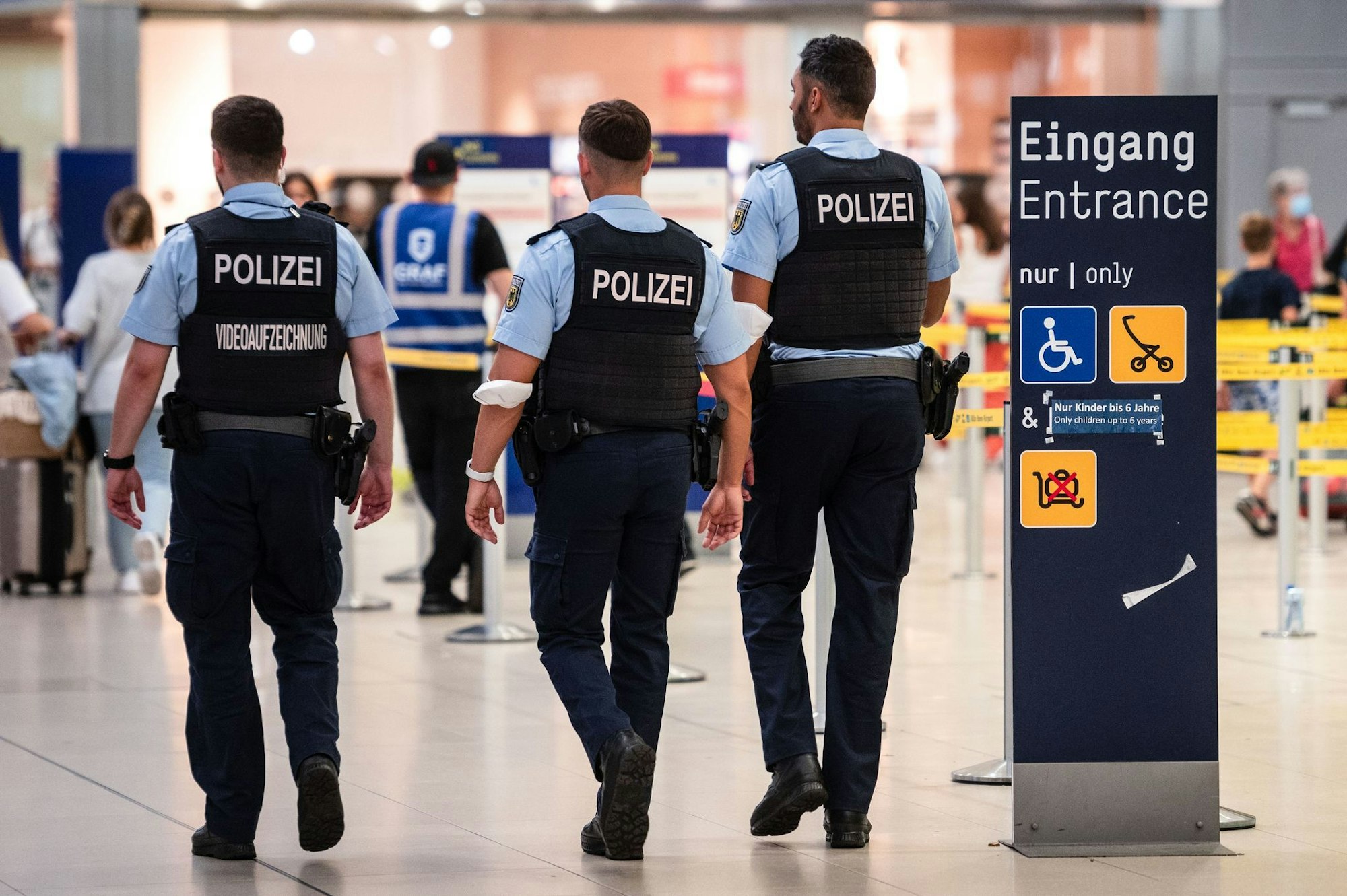 Die Frau fiel Beamten der Bundespolizei bei der Kontrolle am Flughafen auf. (Archivbild)