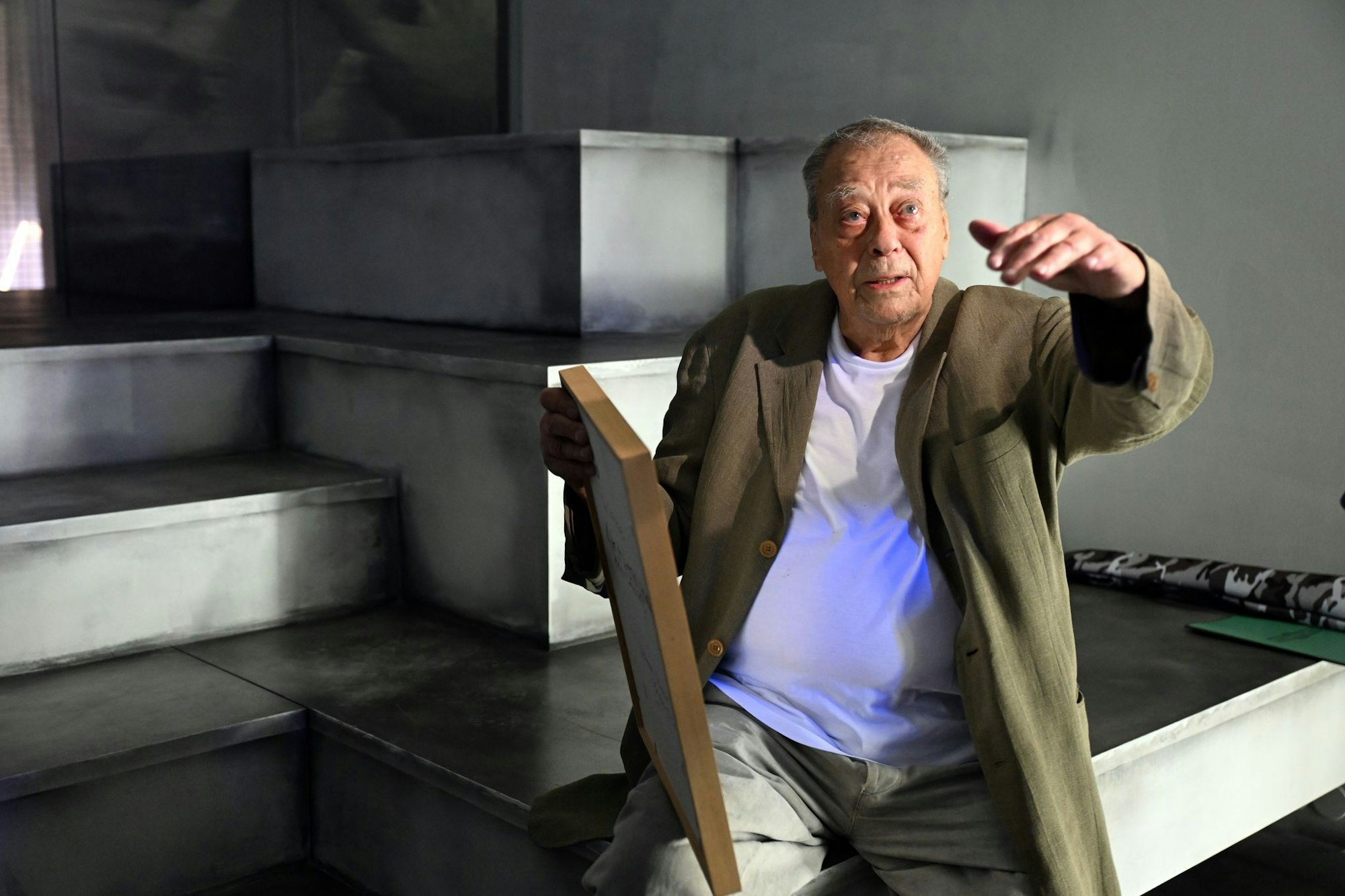 Uecker hat den Zimmermannsnagel in die Kunst eingeführt und weltbekannte großformatige Nagelreliefs geschaffen, die in vielen Museen und politischen Machtzentralen hängen. (Archivbild)