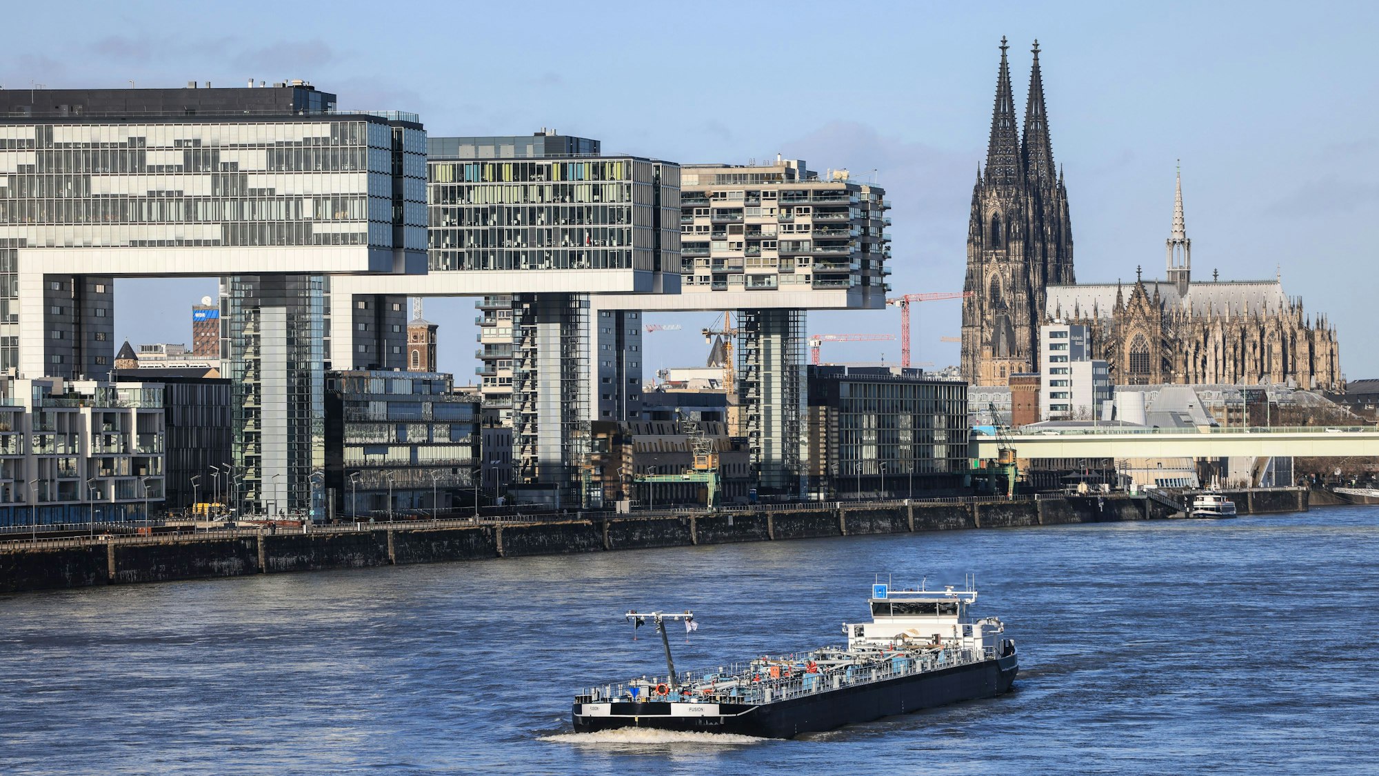 Die Kranhäuser im Rheinauhafen gehören neben dem Kölner Dom zum Wahrzeichen der Stadt.