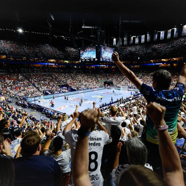In der Lanxess-Arena findet ein Handballspiel statt.