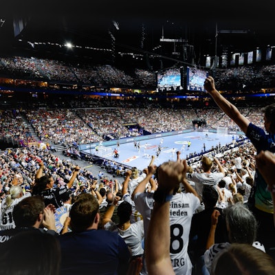 In der Lanxess-Arena findet ein Handballspiel statt.