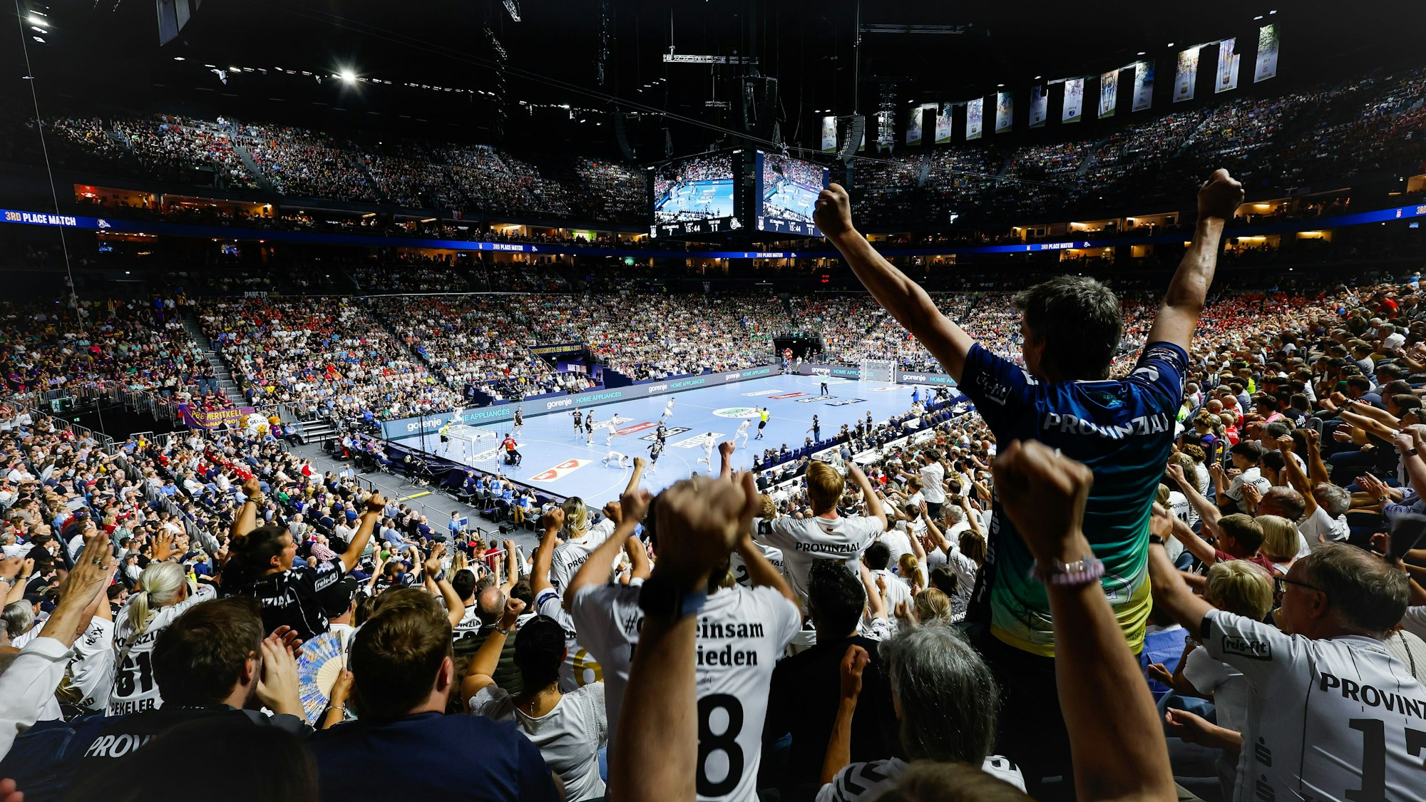 In der Lanxess-Arena findet ein Handballspiel statt.