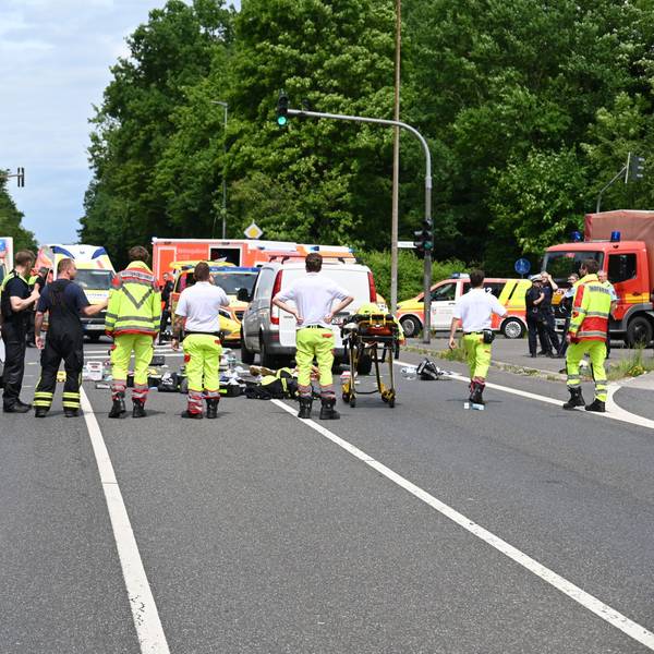 Zahlreiche Helfer und Rettungskräfte waren nach dem Unfall zur Frechener Straße gerufen worden.
