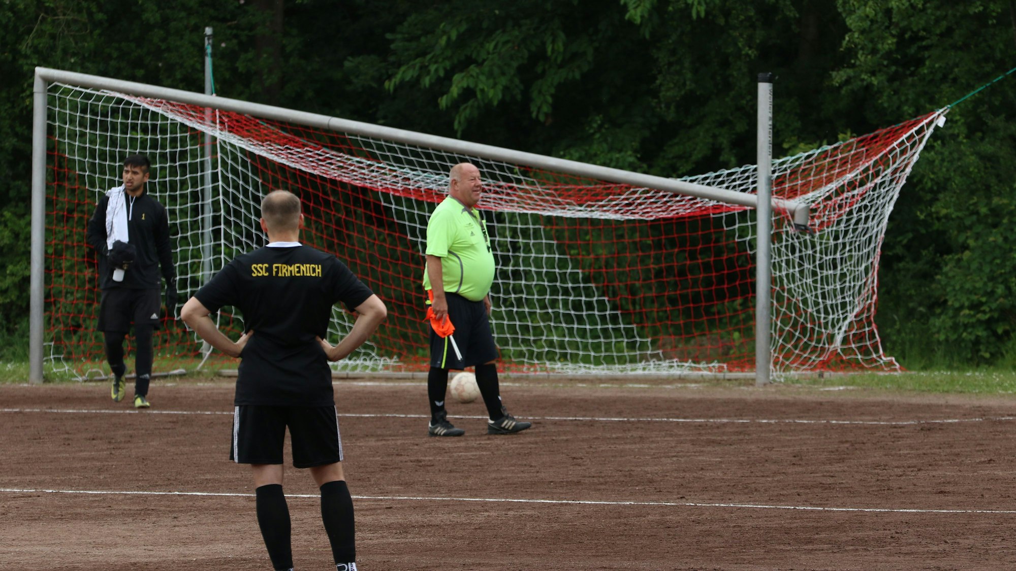 Das Tor in Satzvey war defekt. Die Latte löste sich von einem Pfosten. Davor steht der Schiedsrichter.