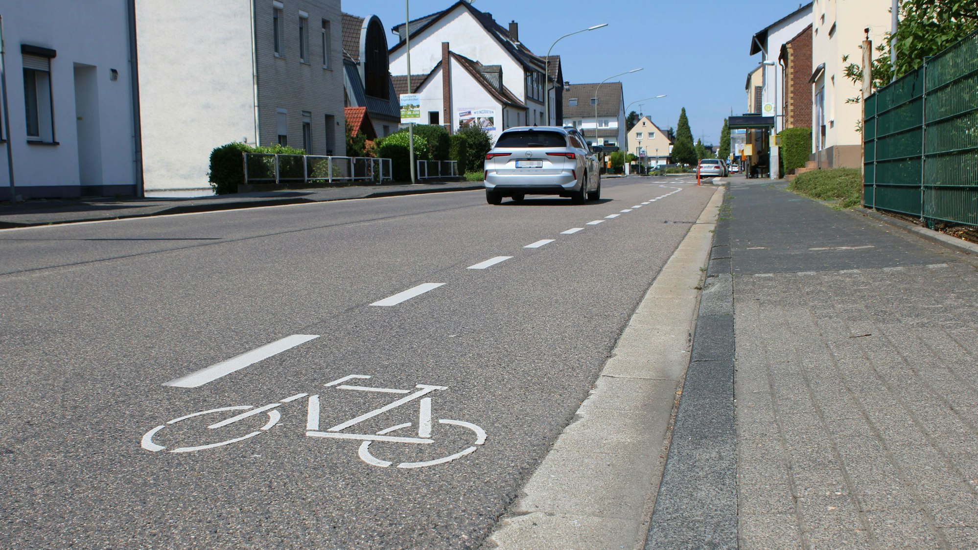 An der Lohmarer Hauptstraße zu schmal: Ein sicherer Radfahrstreifen müsste mindestens 1,50 Meter breit sein, mit zusätzlich 75 Zentimetern Abstand zu parkenden Autos.