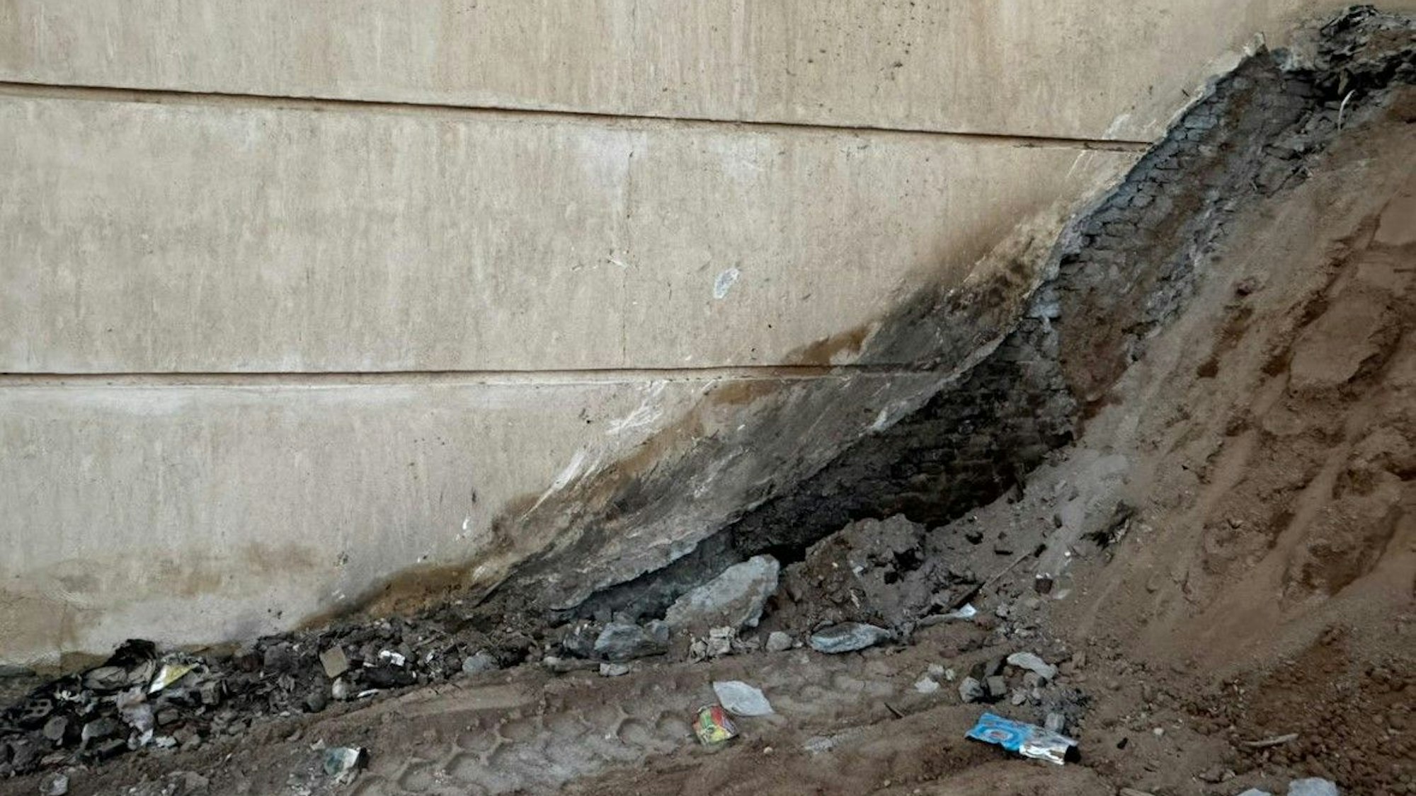 Auf dem Bild sind Spuren des vermuteten Kabelbrandes an der Außenwand zu sehen.