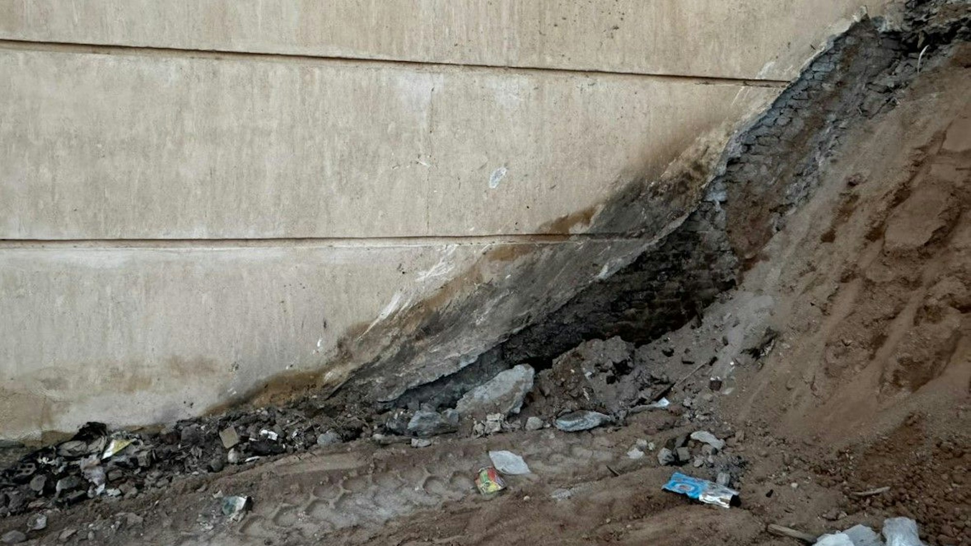 Auf dem Bild ist eine Brandstelle zu sehen.