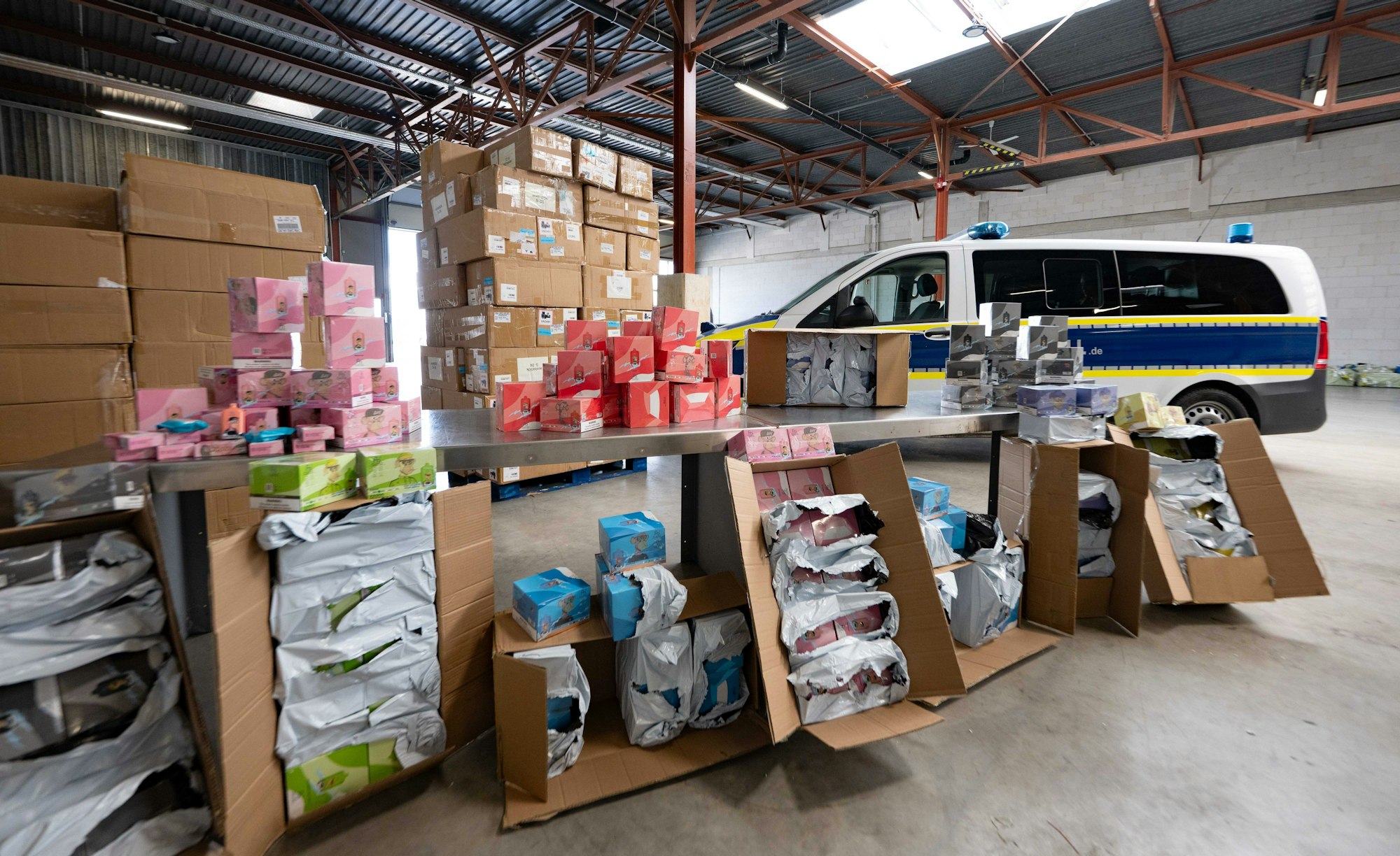 Rund 45.000 unversteuerte E-Shishas und Vapes sowie mehr als 1.100 Liter E-Liquids hat der Zoll aufgegriffen.