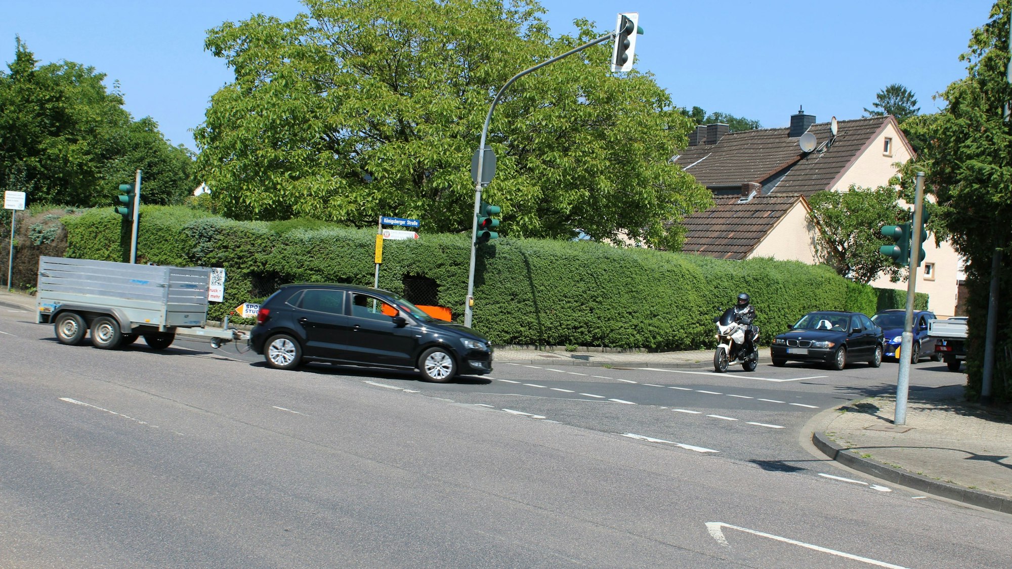 Gefahrenstelle an der Abbiegung von der Lohmarer Hauptstraße zur Königsberger Straße: Für Radfahrer gibt es keine Abbiegespur.