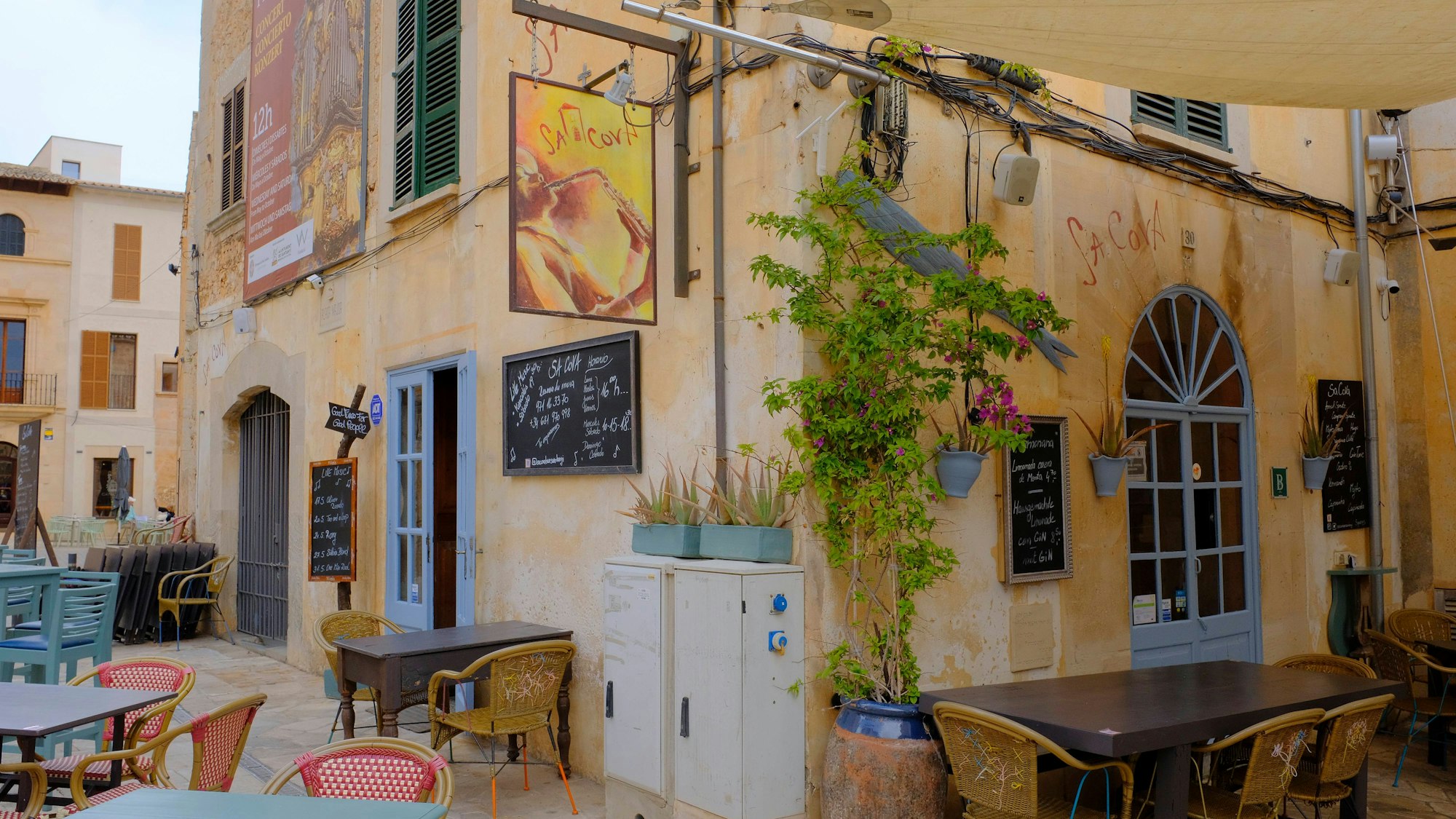 Die „Sa Cova“ Bar y Tapas Santanyi von Schauspieler Uwe Ochsenknecht im Ort Santanyi auf der Balearen Insel Mallorca.